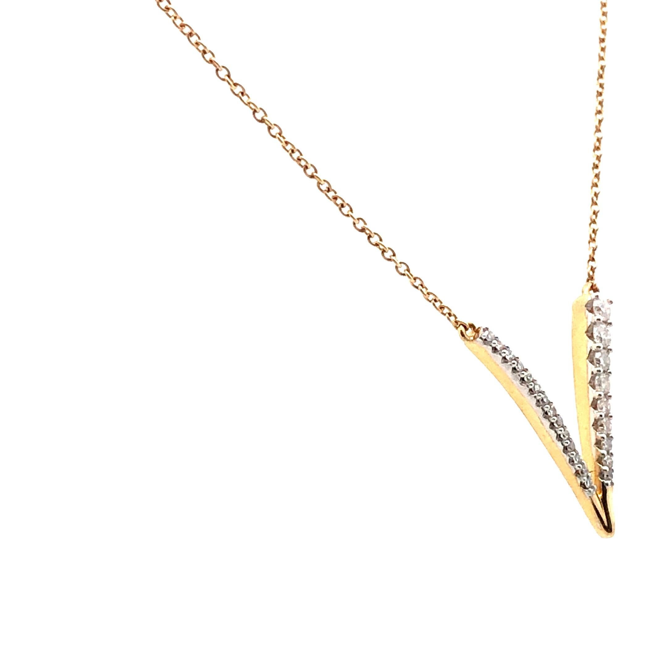 Moderne Collier en or jaune 14K à diamants en forme de V (.20 CTW) en vente