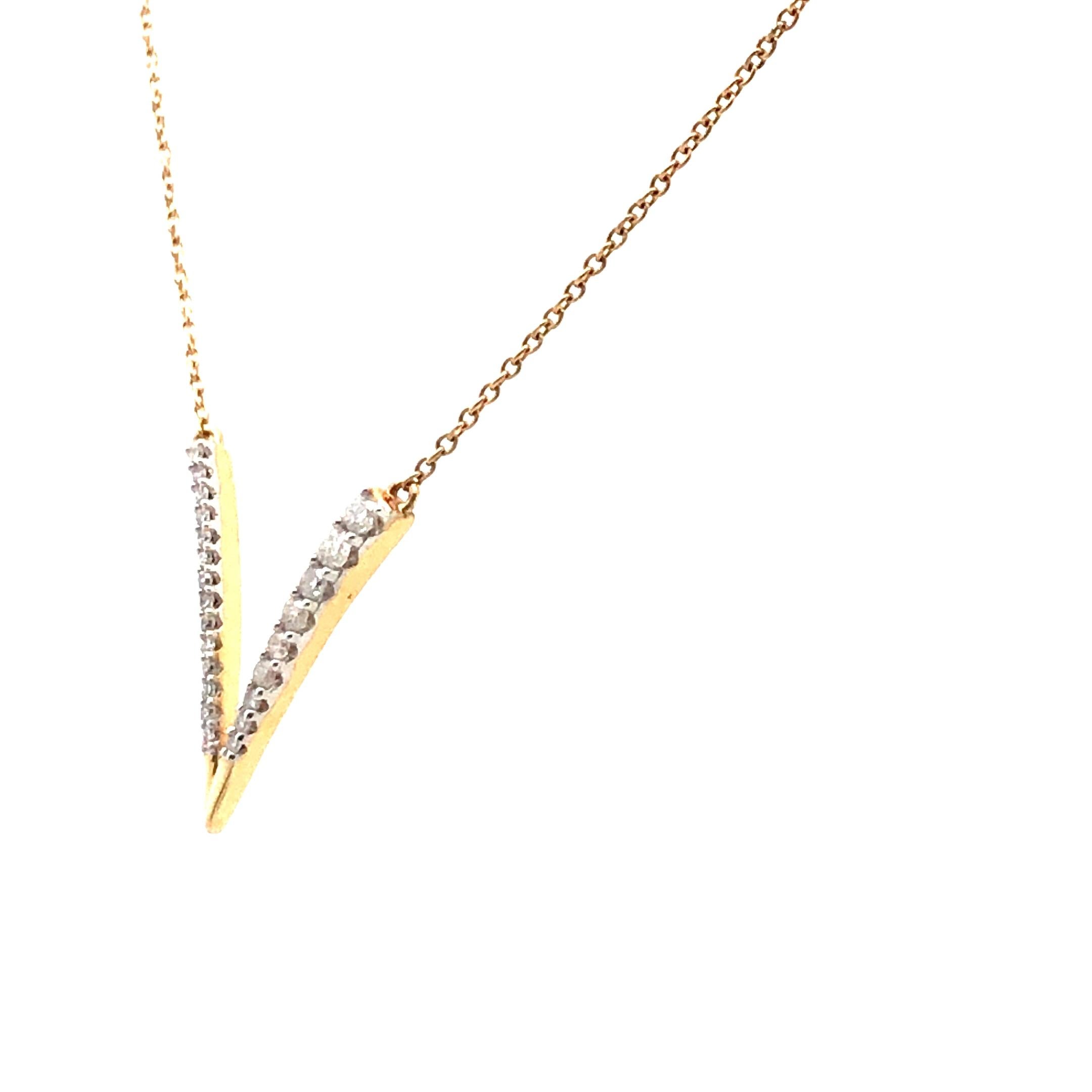 Taille brillant Collier en or jaune 14K à diamants en forme de V (.20 CTW) en vente