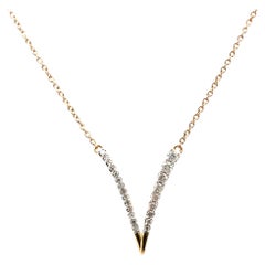 Collar de diamantes en forma de V de oro amarillo de 14 quilates (.20 CTW)