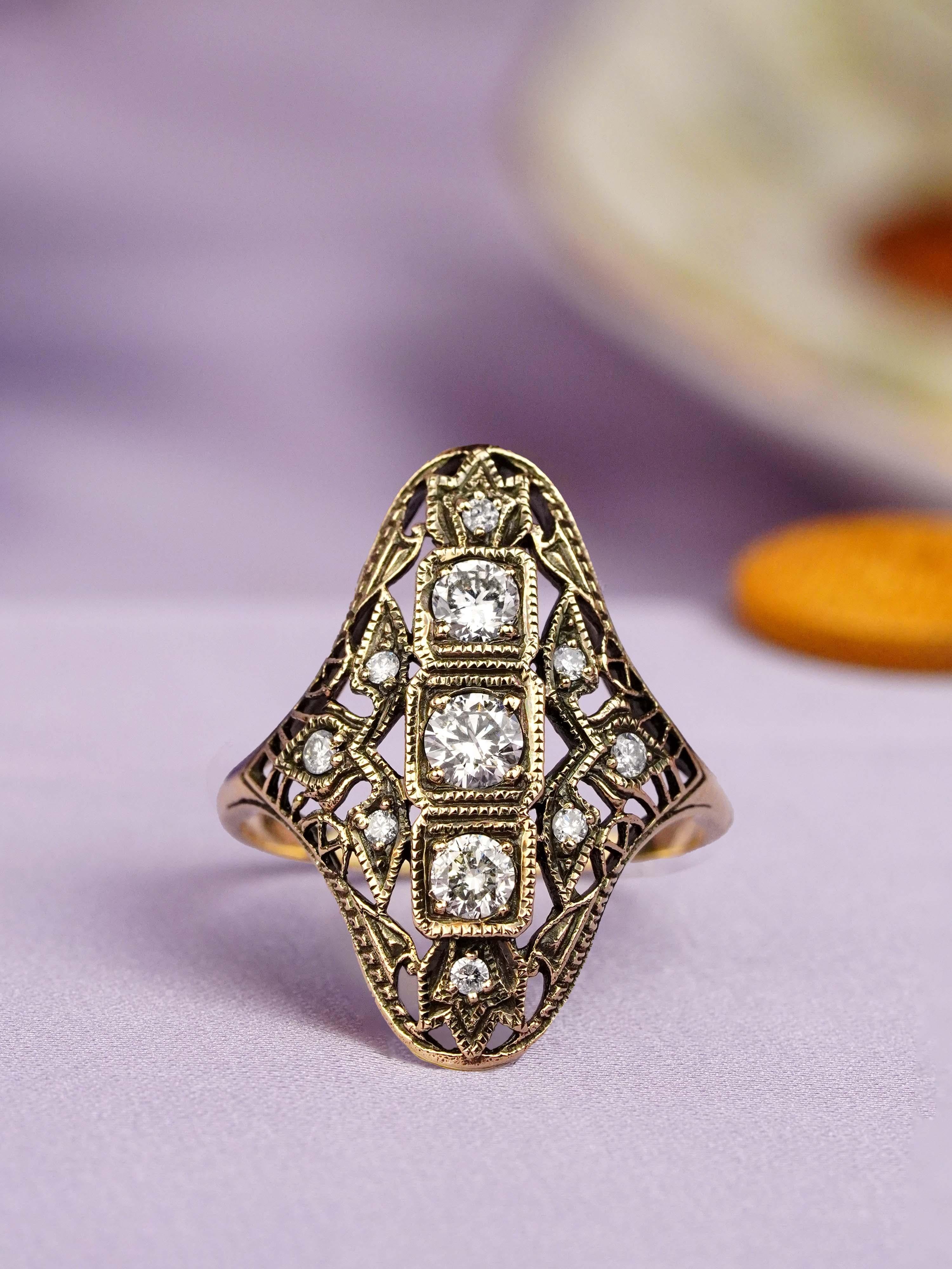 Inspiriert von der zarten Schönheit blühender Blumen, mit einem funkelnden Diamanten in der Mitte, der die Blicke auf sich zieht. Die filigranen Arbeiten, die den Stein umgeben, verleihen ihm zeitlose Eleganz und detaillierte Handwerkskunst. Das