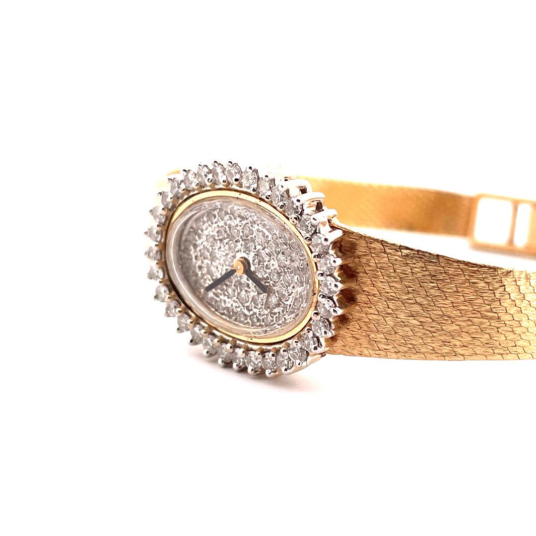 This elegant timepiece boasts a luxurious
14k yellow gold fold with a weight of 31.5g,
making it a statement accessory for any occasion.
The watch face is adorned with a stunning 2.5tcw diamond bezel,
adding a touch of sparkle and