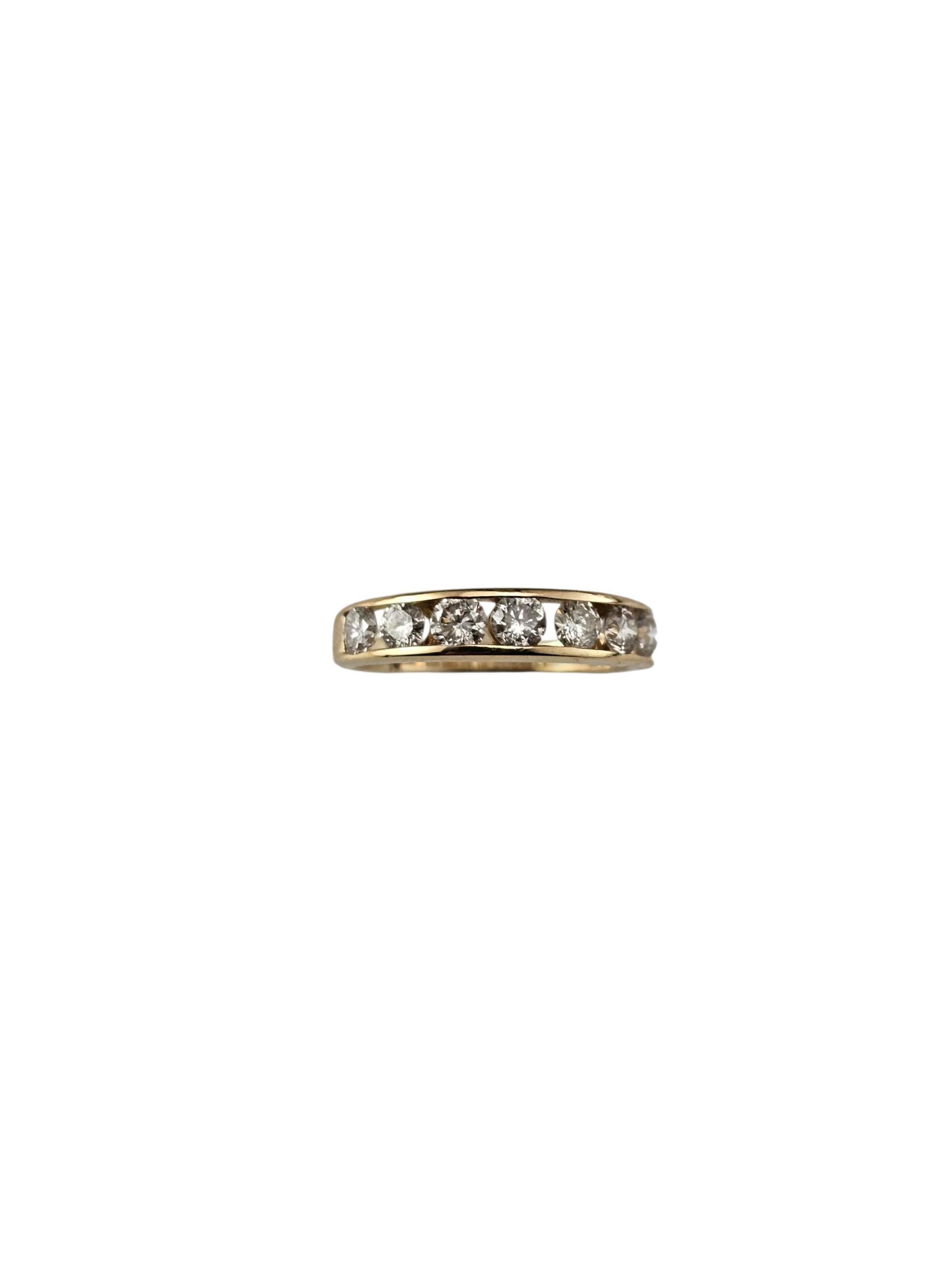 Bague d'anniversaire en or jaune 14K avec diamant Taille 6.5

Ce bracelet étincelant présente sept diamants ronds de taille brillante sertis en canal dans de l'or jaune 14K classique.
Parfaite pour être portée seule, comme alliance ou comme anneau