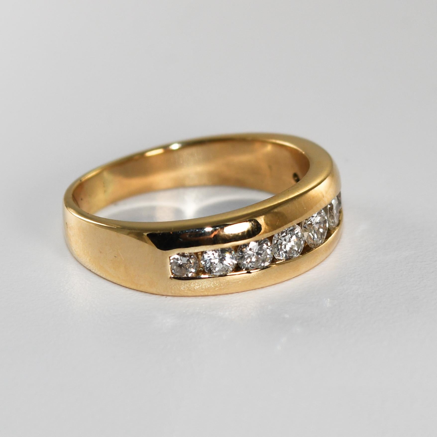 Alliance pour dames en or jaune 14k et diamants.
Test de 59 % d'or à l'aide d'un analyseur de métaux XRF.
Le poids brut de la bague est de 5 grammes.
Les diamants sont de taille ronde et brillante, d'un poids total de 0,50 carat, de couleur H à I et
