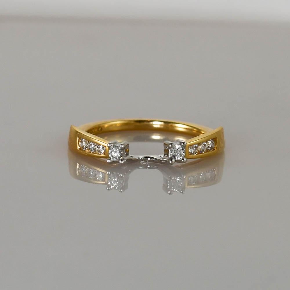 Ladies diamond wedding ring set in 14k yellow gold.
Stamped 14k , 1.03 and weighs 5.1 grams.
The center diamond is a 1.03 carat round brilliant cut, G to H color, i2 clarity.
The diamond is attractive face up and looks white.
The wedding band fits