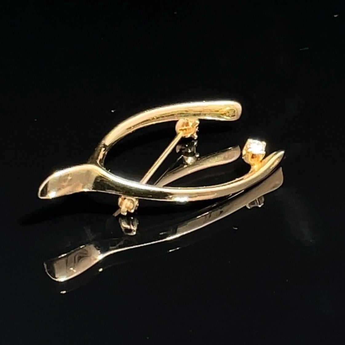 Elevate your accessory game with this exquisite 14k Yellow Gold and Diamond Shaped Pin. Weighing just 2.5g, this elegant brooch combines timeless luxury with modern design, making it the perfect addition to any outfit. Whether you're dressing up for
