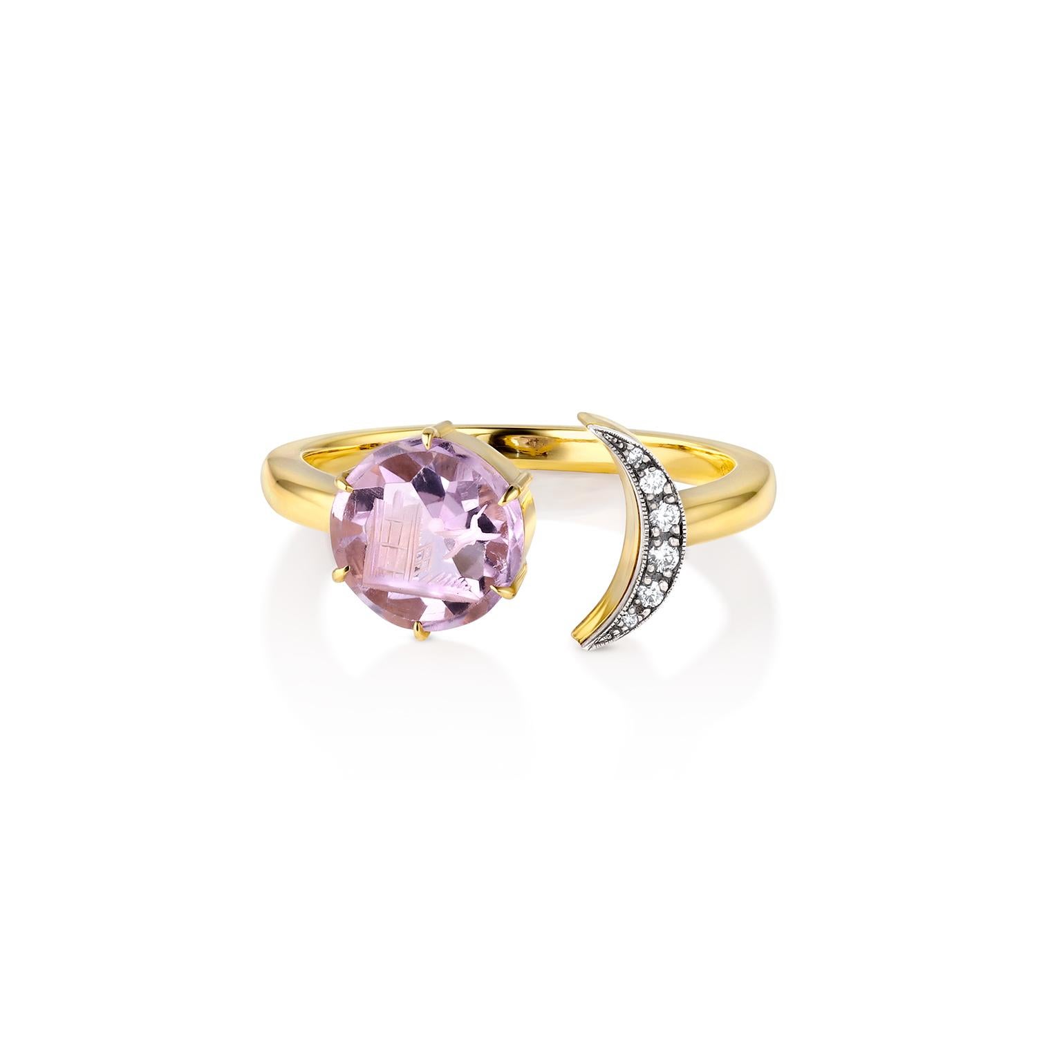 Notre bague Moon en or jaune 14 carats, diamants .10cttw et améthyste intaille antique est ornée d'un sceau d'améthyste antique sculpté à la main représentant un oiseau s'envolant de sa cage. Normalement, l'image du sceau est accompagnée de la
