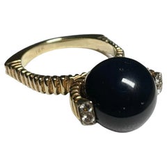 Ring aus 14 Karat Gelbgold mit Diamanten und schwarzem Stein