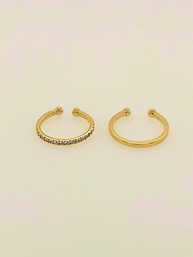 Notre ensemble de boucles d'oreilles Faux Cartilage se porte sans piercing. 
L'ensemble comprend deux boucles d'oreilles en or jaune 14K ; 
 or jaune 14K &
 boucles d'oreilles en or jaune 14K serties de 28 pierres rondes  diamants d'un poids total