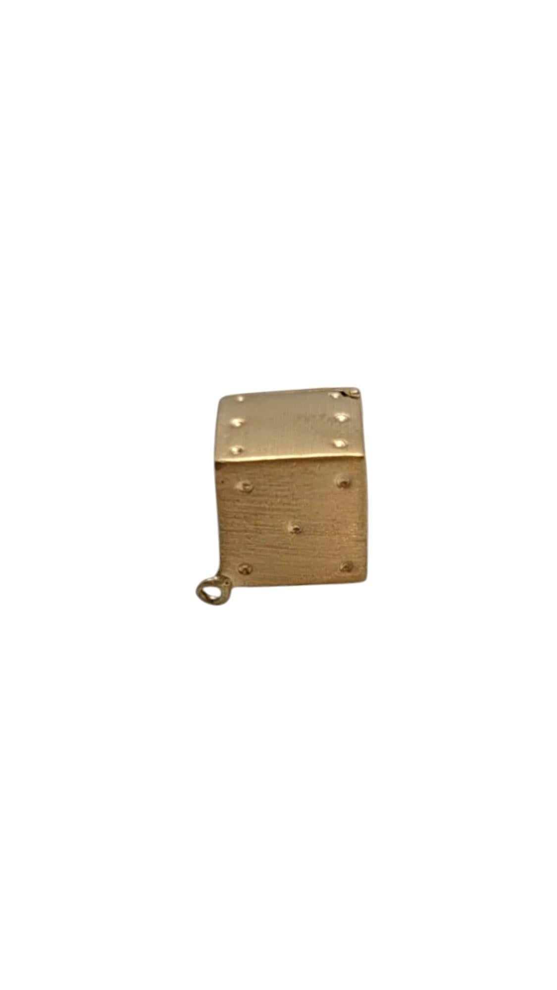 Pendentif Die / Dice en or jaune 14 carats n° 19836 Bon état - En vente à Washington Depot, CT