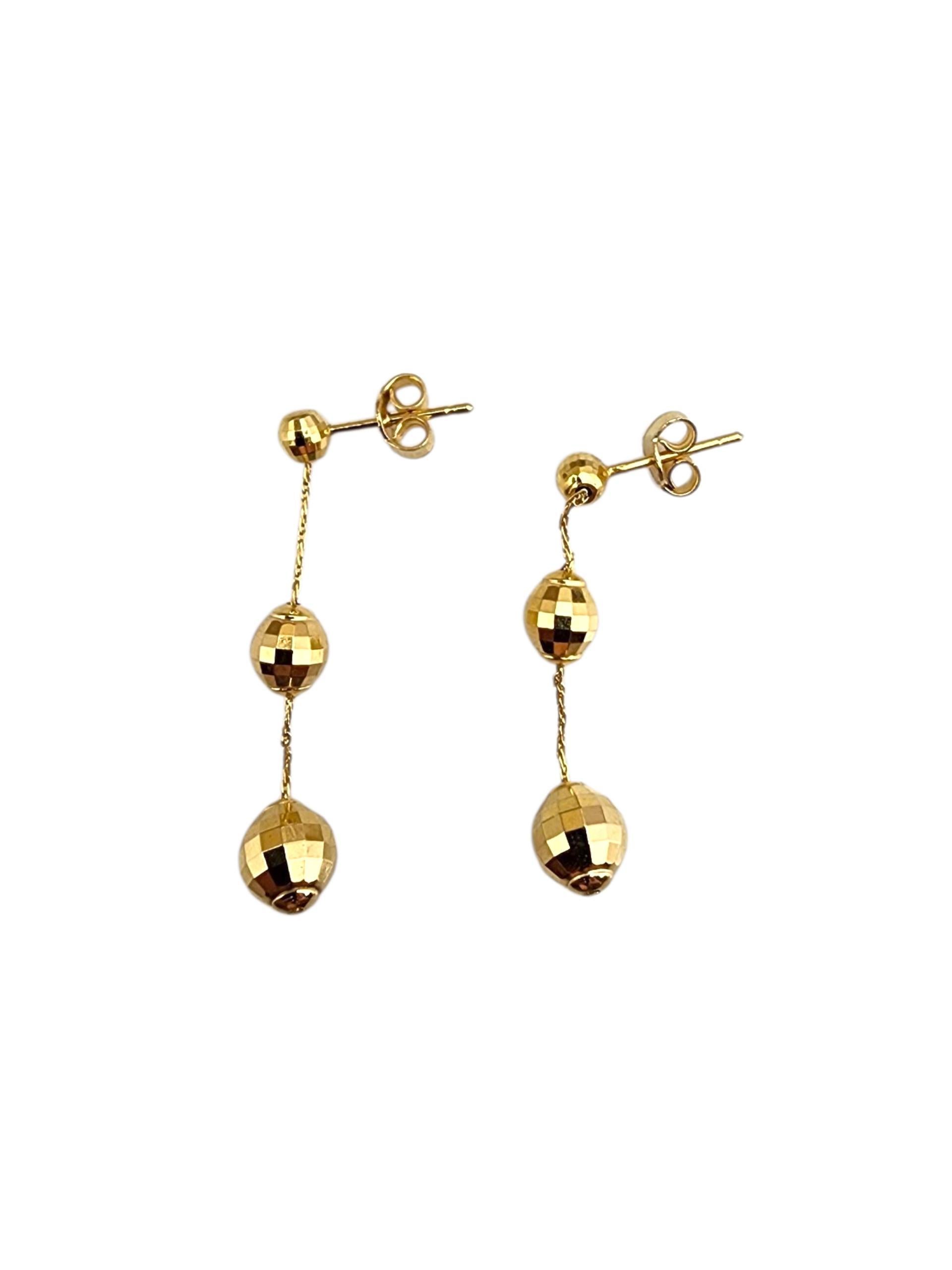 14K Yellow Gold Disco Ball Dangle Earrings -

Turn heads with these 14K yellow gold disco ball dangle earrings — bold, brilliant, and made to shine with every move.

Size: 33.6 mm x 6 mm 

Hang 1.25