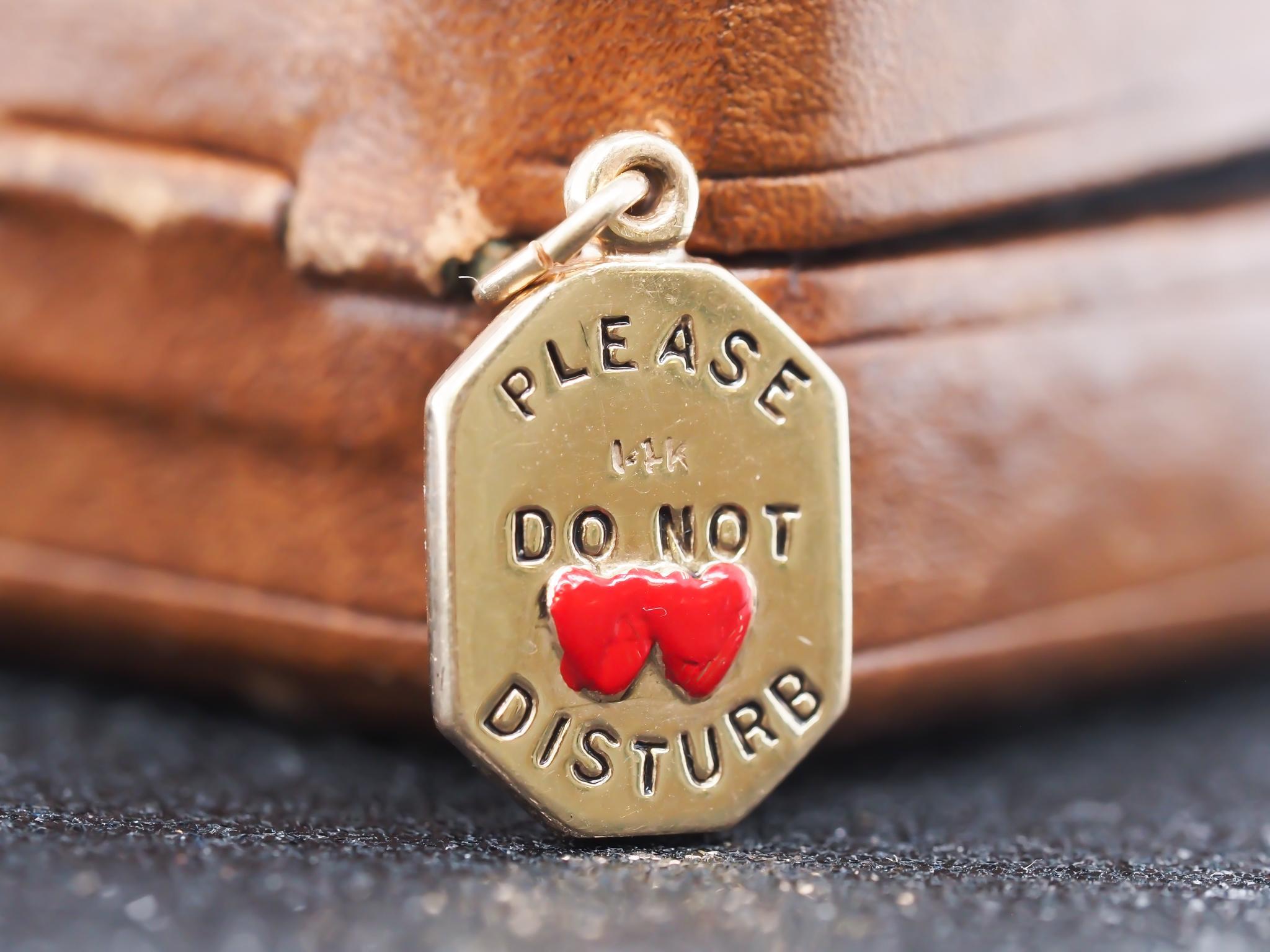 14K Gelbgold DO NOT DISTURB Charm-Anhänger im Zustand „Gut“ in Hicksville, NY