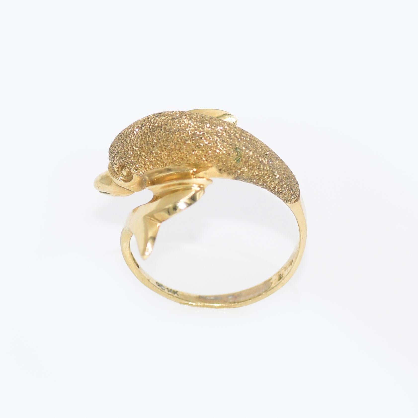 14k Yellow Gold Dolphin Ring 3.8g
The dolphin has a textured finish, and is 20.5mm in width.
Stamped and tests 14k, weighs 3.8gr
Size 7 1/4. Can be sized up or down one size for additional fee.
