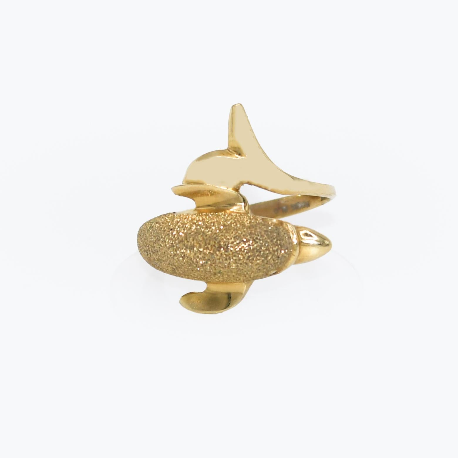 14k Yellow Gold Dolphin Ring 3.8g In Excellent Condition For Sale In Laguna Beach, CA