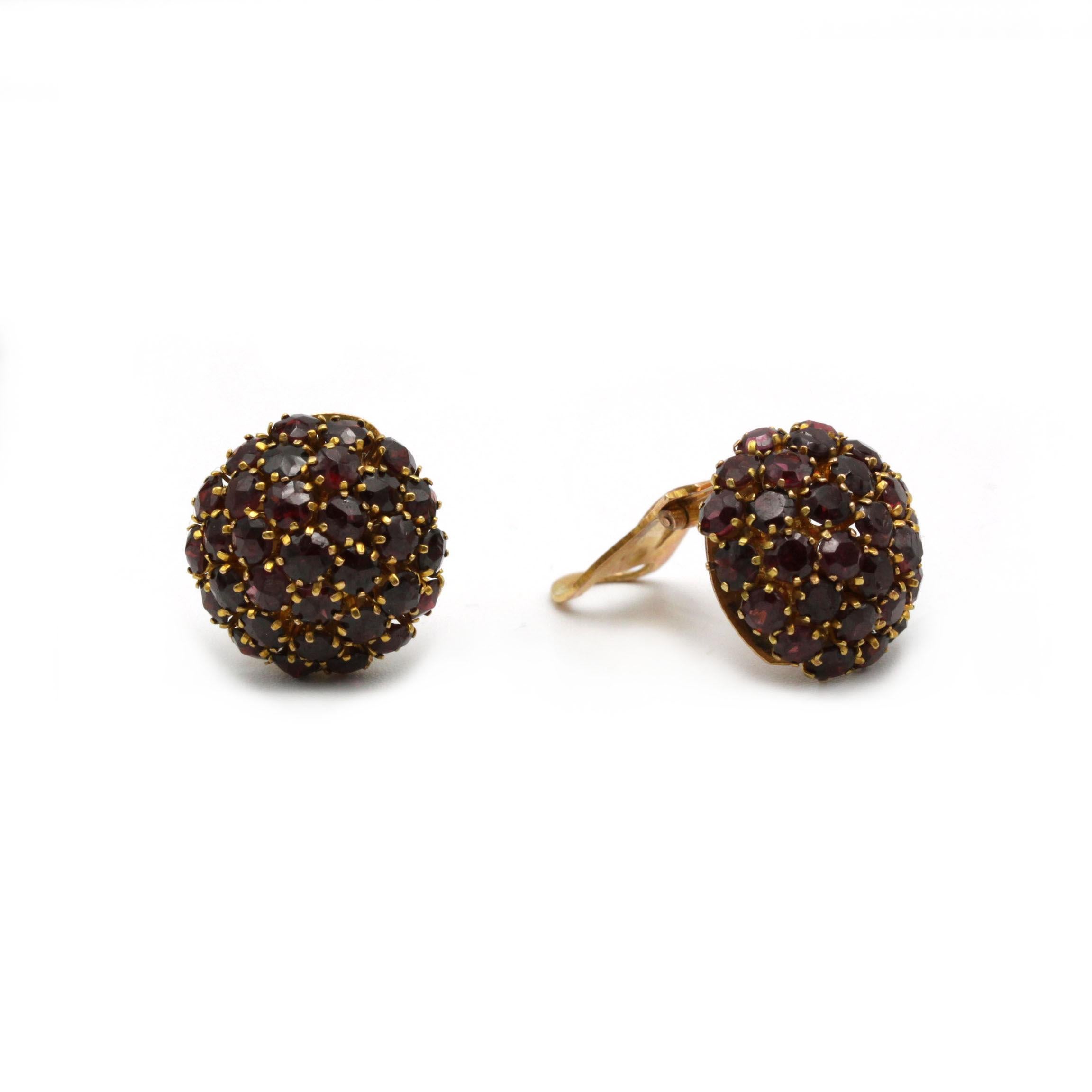 Ces boucles d'oreilles captivantes en forme de dôme présentent une somptueuse grappe de grenats d'un rouge profond sertis dans de l'or jaune 14 carats. Chaque boucle d'oreille est artistiquement pavée de dizaines de grenats ronds facettés, créant