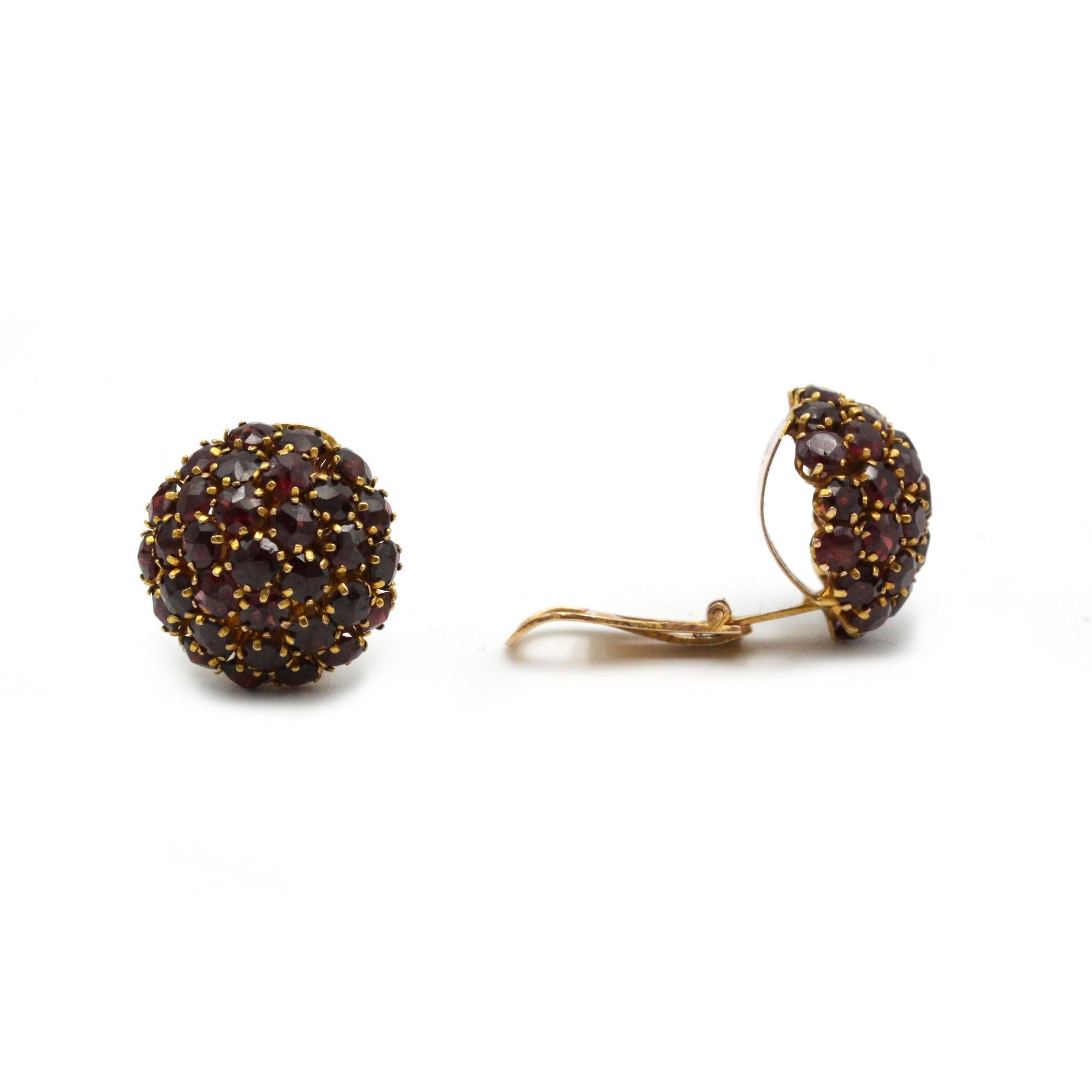 Contemporain Boucles d'oreilles Dome en or jaune 14K avec grenat en grappe en vente