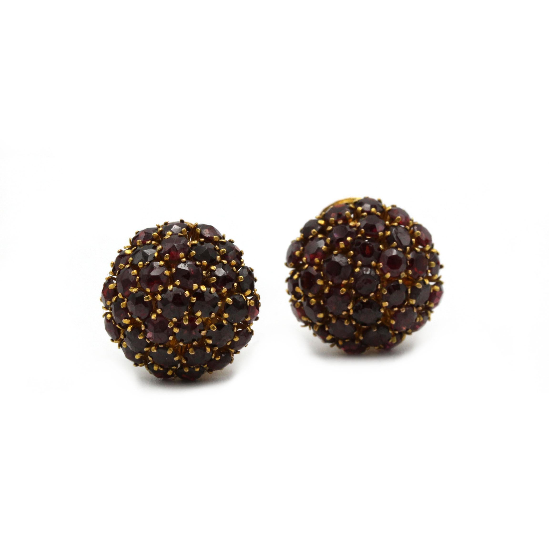 Taille ronde Boucles d'oreilles Dome en or jaune 14K avec grenat en grappe en vente