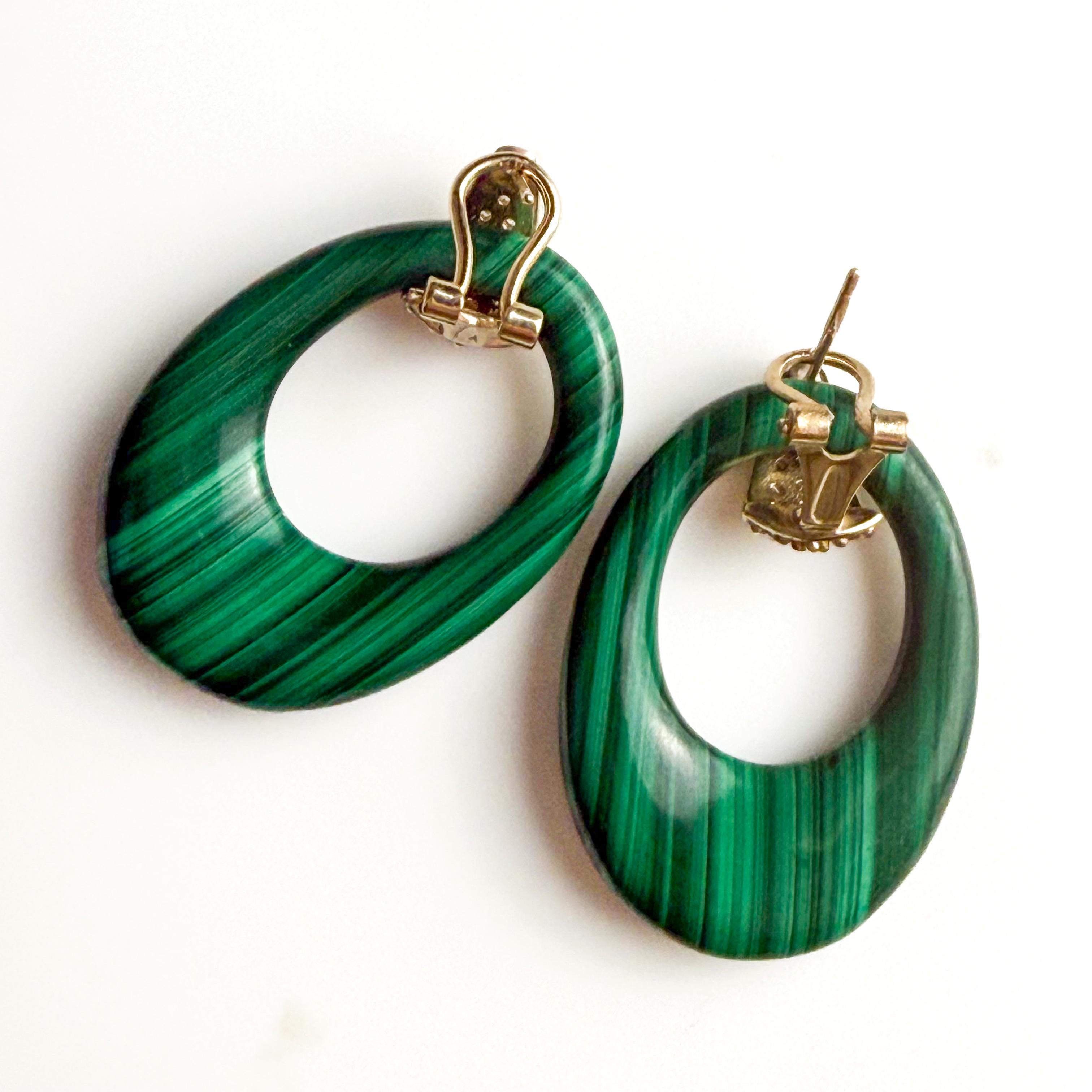 Boucles d'oreilles pendantes Door Knocker en or jaune 14K avec malachite sculptée et diamants en vente 5