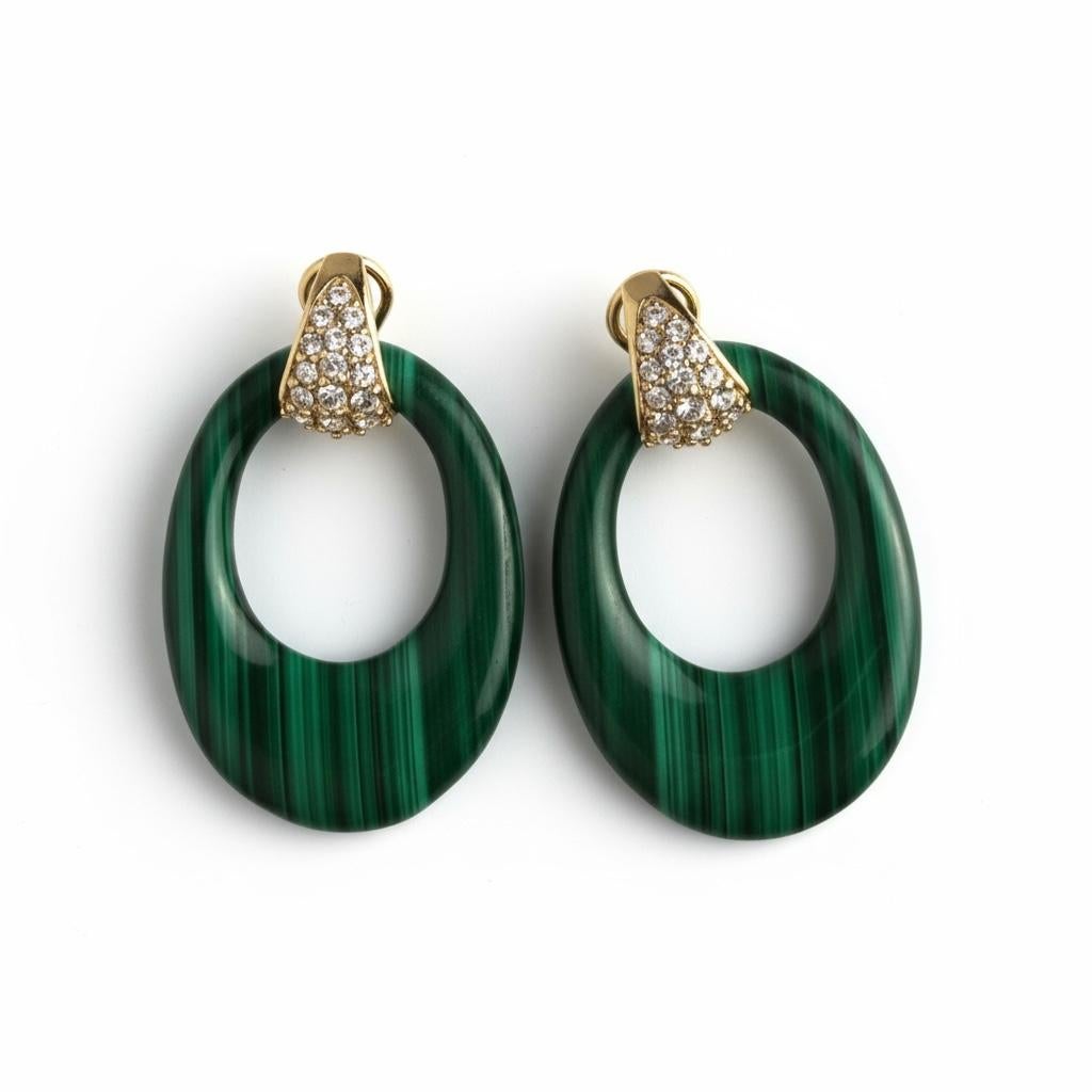 Moderne Boucles d'oreilles pendantes Door Knocker en or jaune 14K avec malachite sculptée et diamants en vente