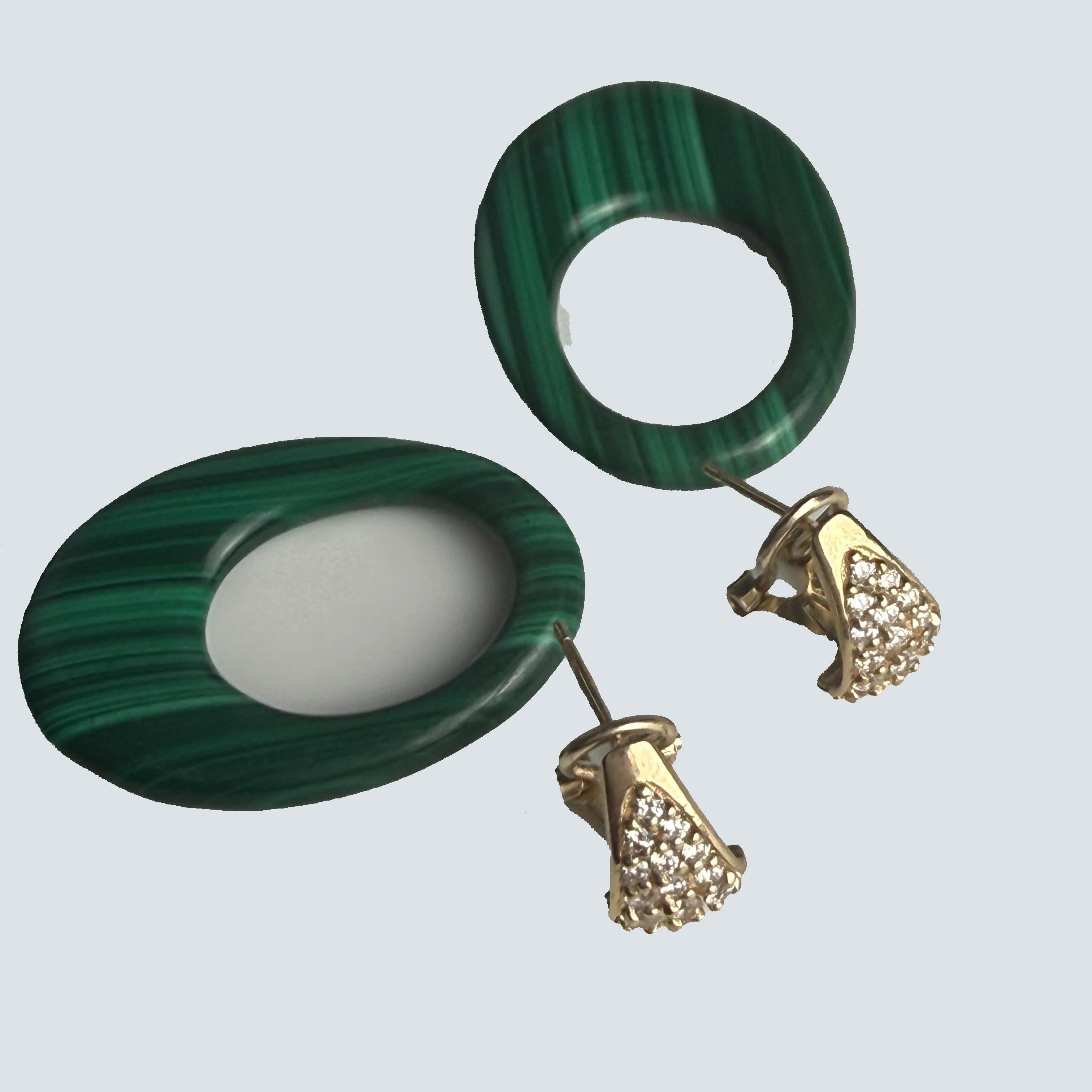 Taille ronde Boucles d'oreilles pendantes Door Knocker en or jaune 14K avec malachite sculptée et diamants en vente