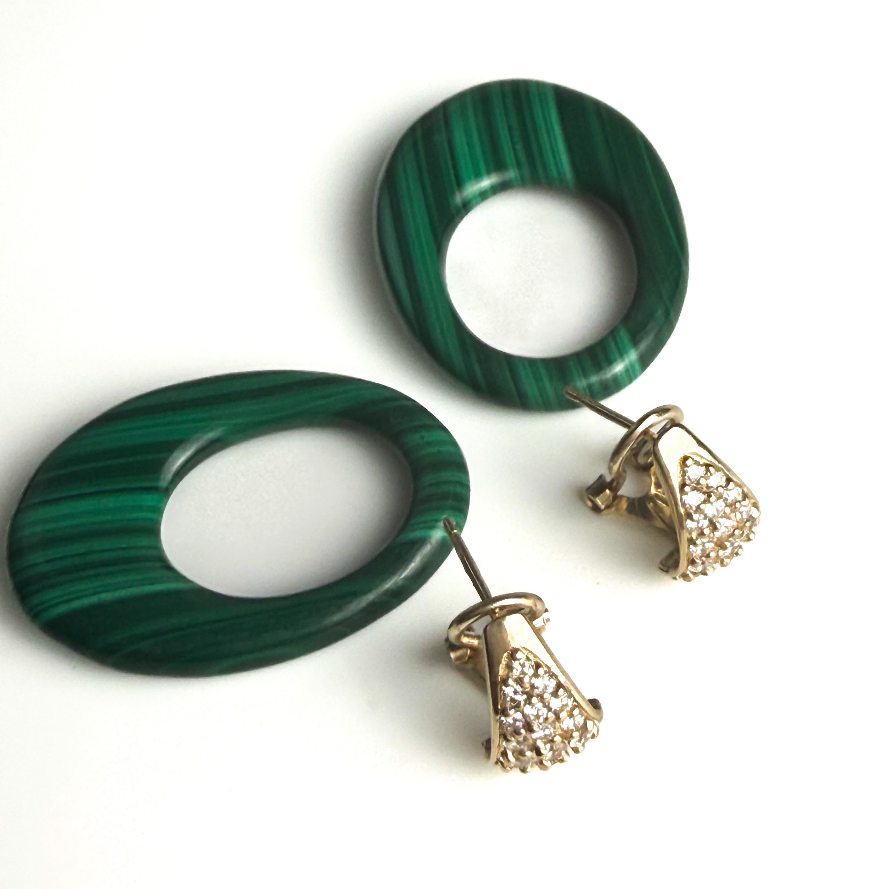 Boucles d'oreilles pendantes Door Knocker en or jaune 14K avec malachite sculptée et diamants Neuf - En vente à New York, NY