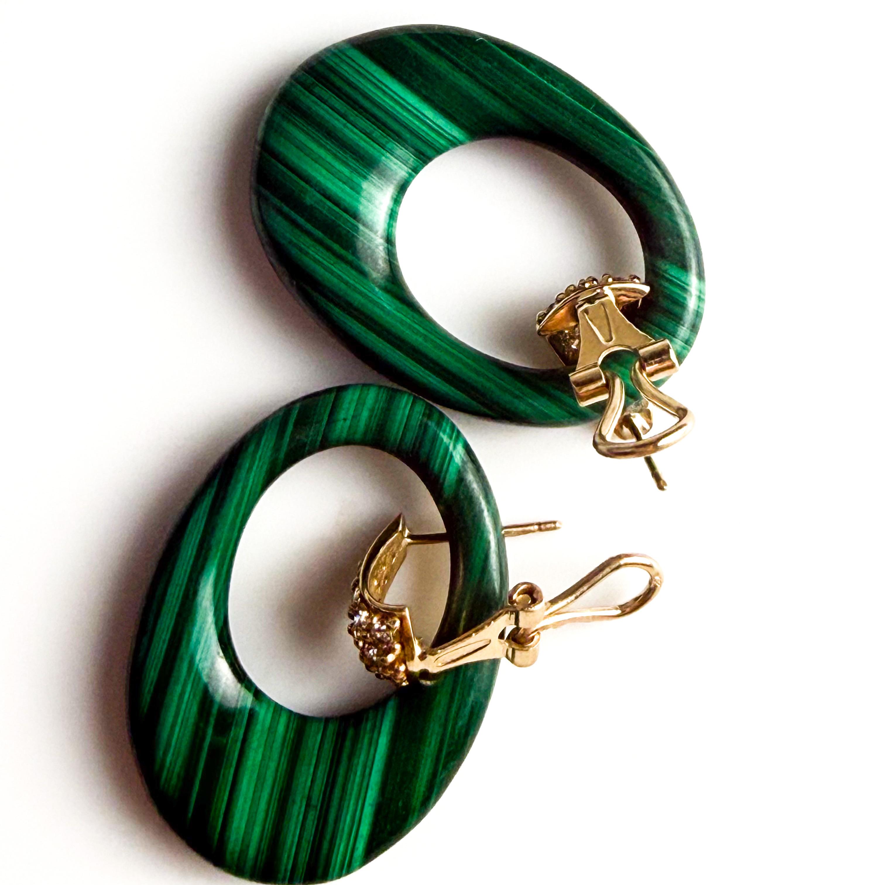 Boucles d'oreilles pendantes Door Knocker en or jaune 14K avec malachite sculptée et diamants en vente 2