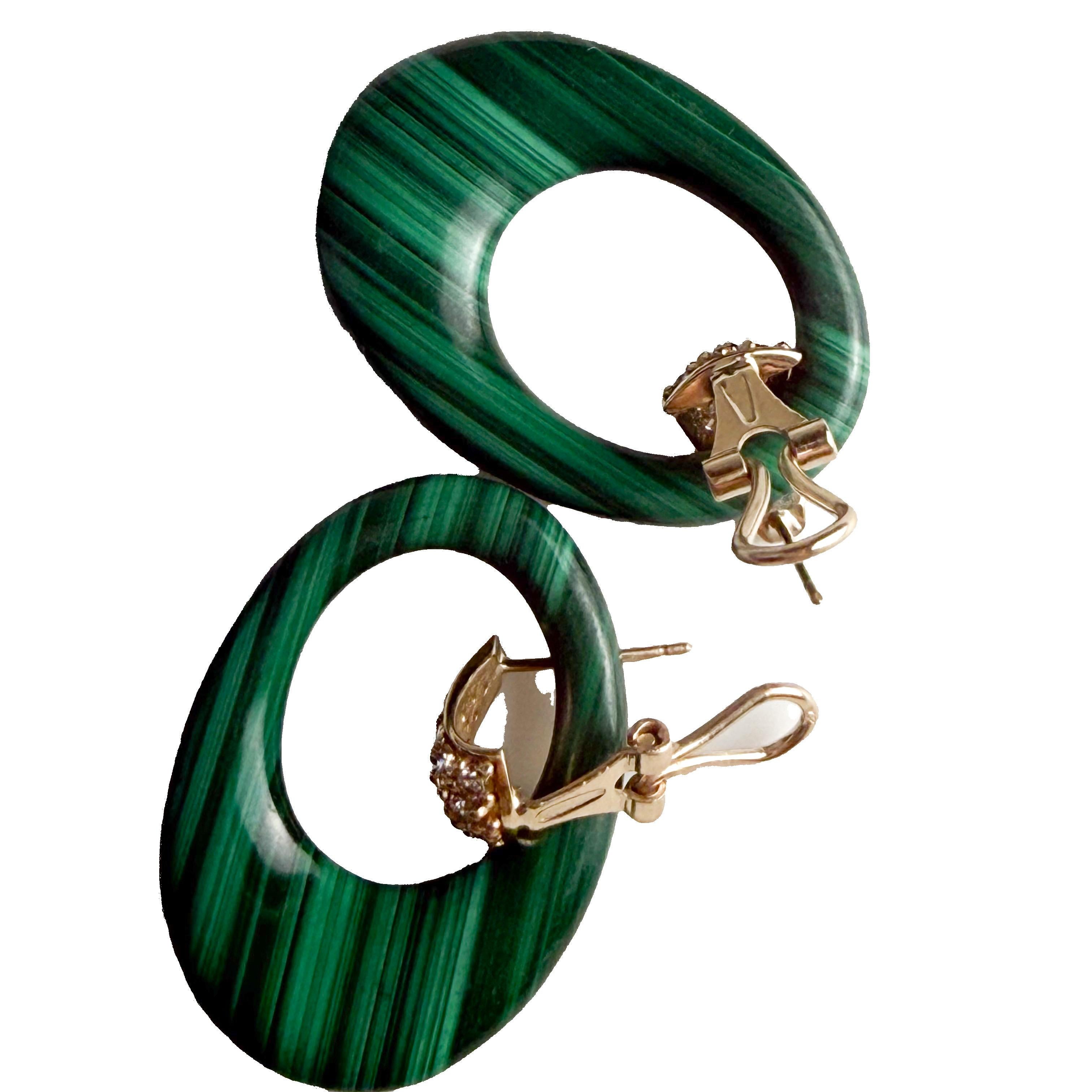 Boucles d'oreilles pendantes Door Knocker en or jaune 14K avec malachite sculptée et diamants en vente 3
