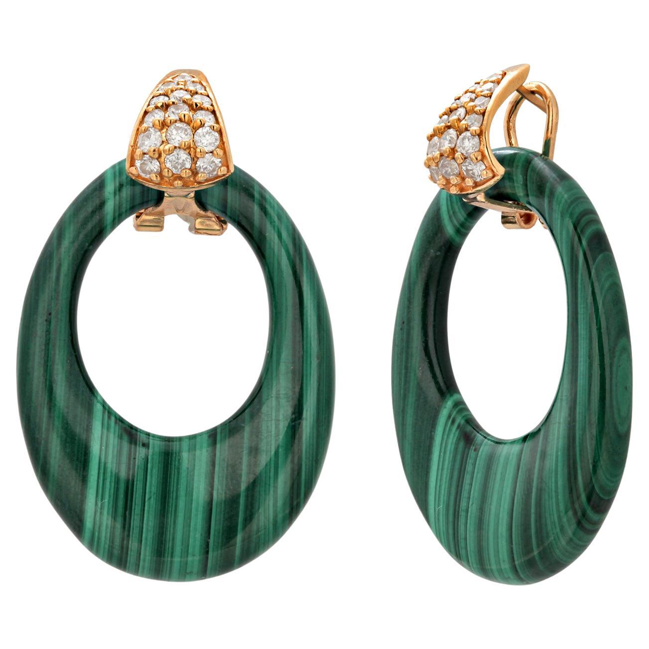 Boucles d'oreilles pendantes Door Knocker en or jaune 14K avec malachite sculptée et diamants