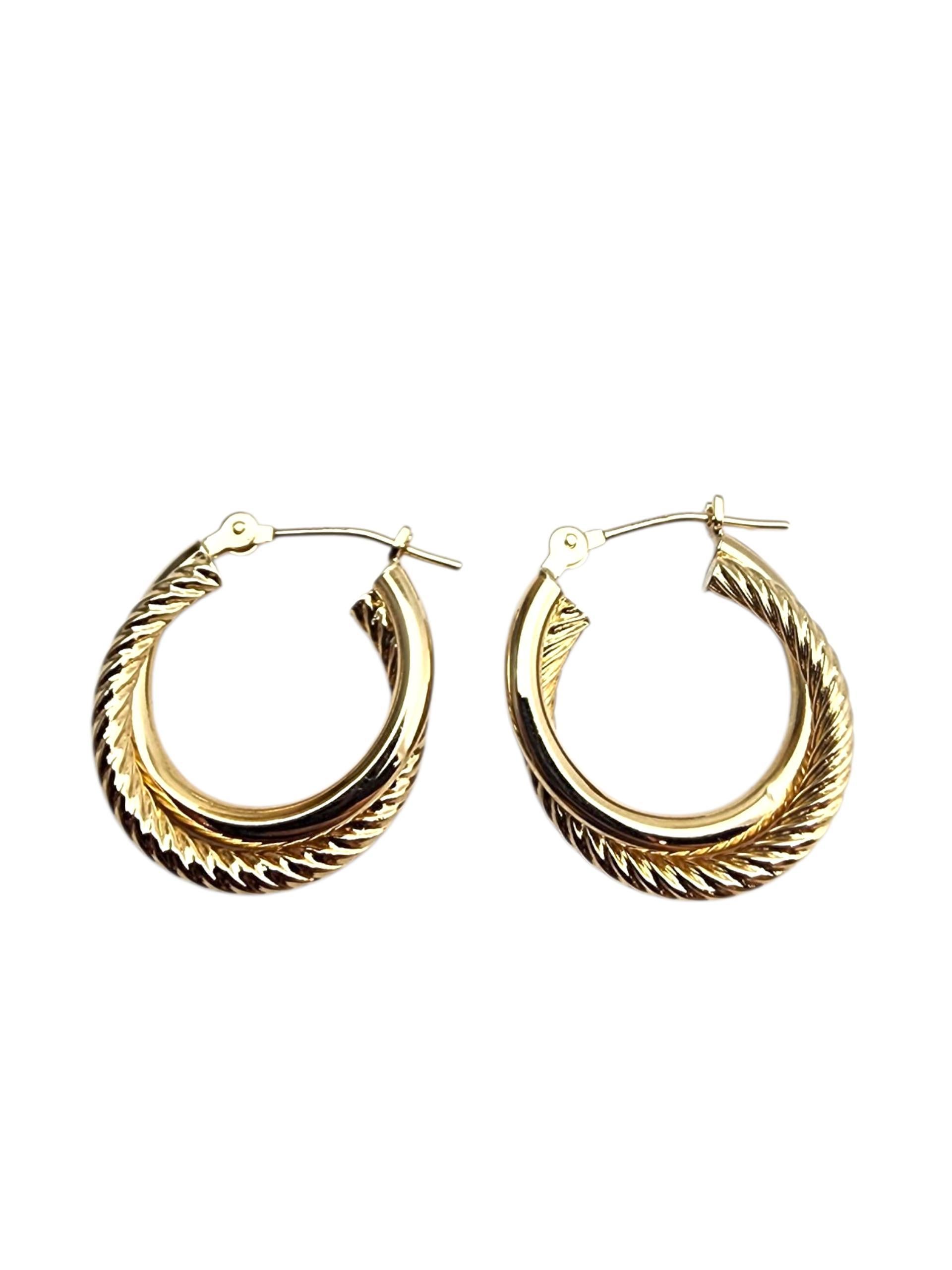 Orecchini a cerchio incrociati a doppio cavo in oro giallo 14K-

Questi orecchini a doppio cerchio in oro giallo 14K presentano un design elegante e stratificato che aggiunge dimensione e lucentezza a qualsiasi look.

Dimensioni: 17,4 mm x 4,1