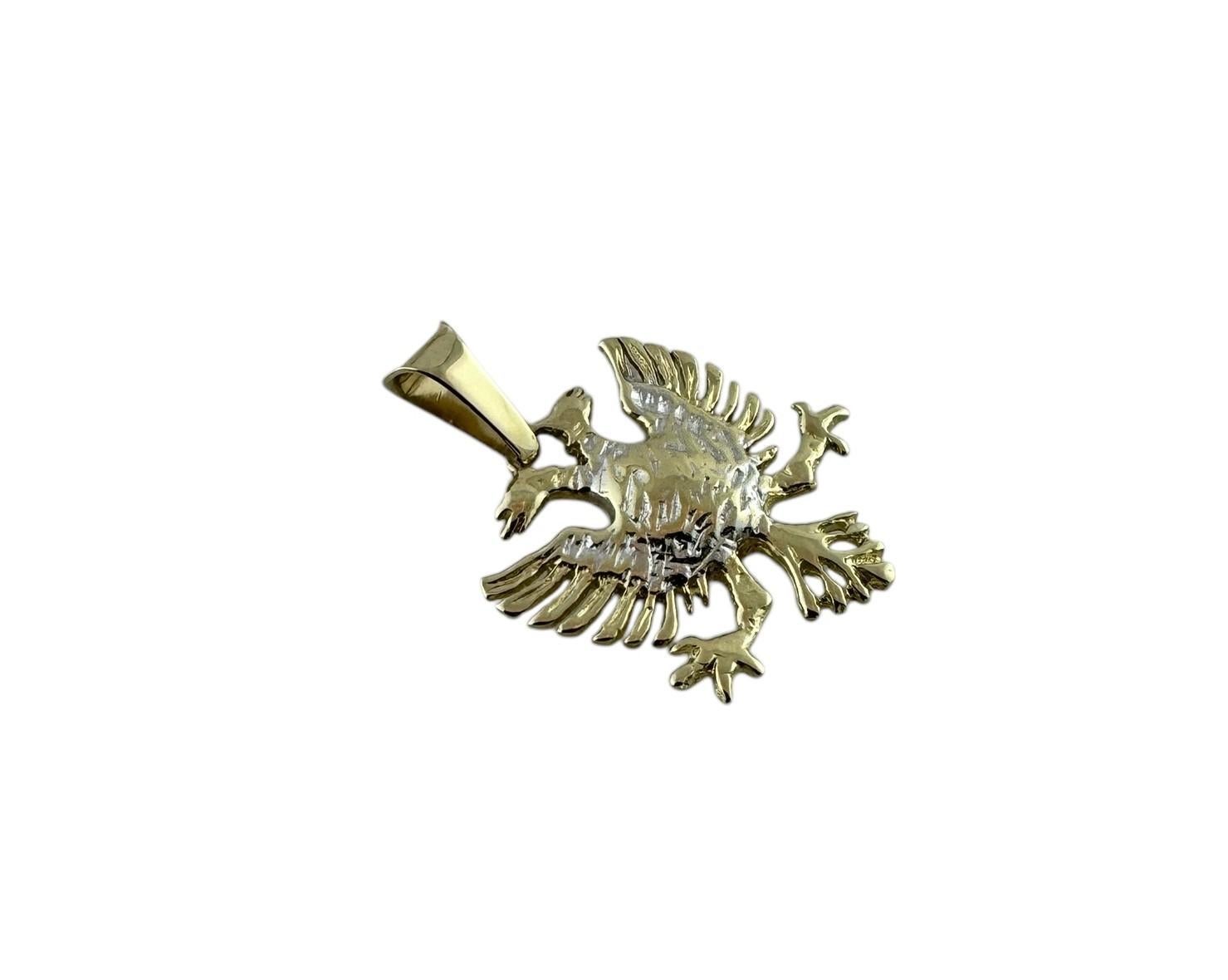 Pendentif aigle bicéphale en or jaune 14k

Ce pendentif remarquable présente un aigle à deux têtes, réalisé en or jaune 14k.

Taille : 19,5 mm de longueur, 16,8 mm de largeur, 2,1 mm de hauteur.

Poids : 1,82g / 1,17 dwt

Estampillé 585

*Chaîne non
