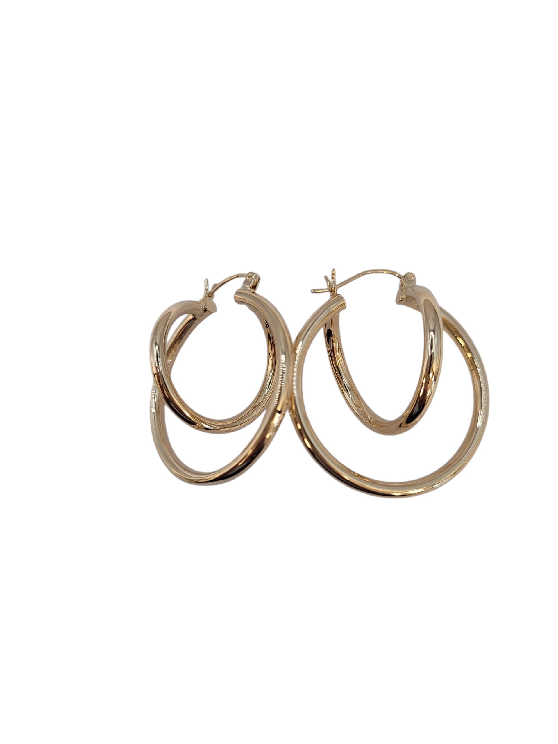 Boucles d'oreilles doubles en or jaune 14k

Ajoutez une touche de fun et de flair à votre look avec ces boucles d'oreilles doubles en or jaune 14k. Ces boucles d'oreilles au design vivant et entrelacé apportent mouvement, brillance et style moderne