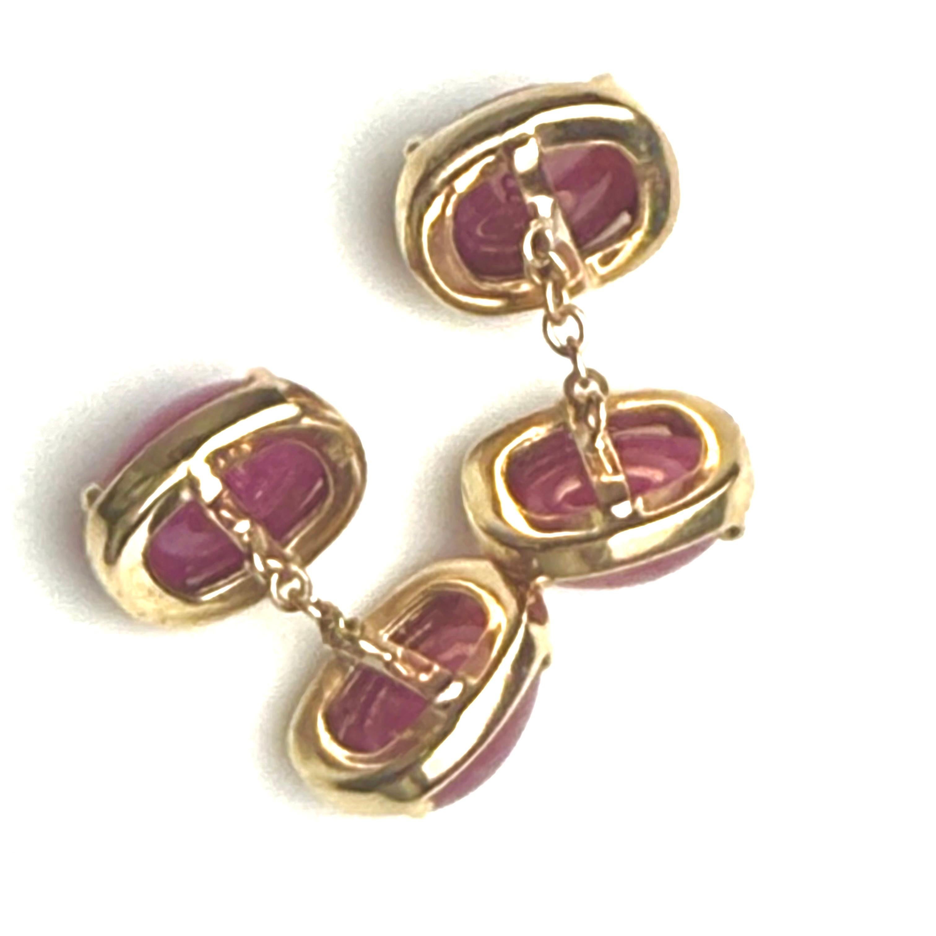 Una exquisita fusión de estilo clásico y piedras preciosas legendarias
Eleva cualquier conjunto formal con estos gemelos de oro amarillo de 14 quilates, cada lado con rubíes cabujón birmanos (Birmania) que suman 15,77 quilates. Diseñados con un
