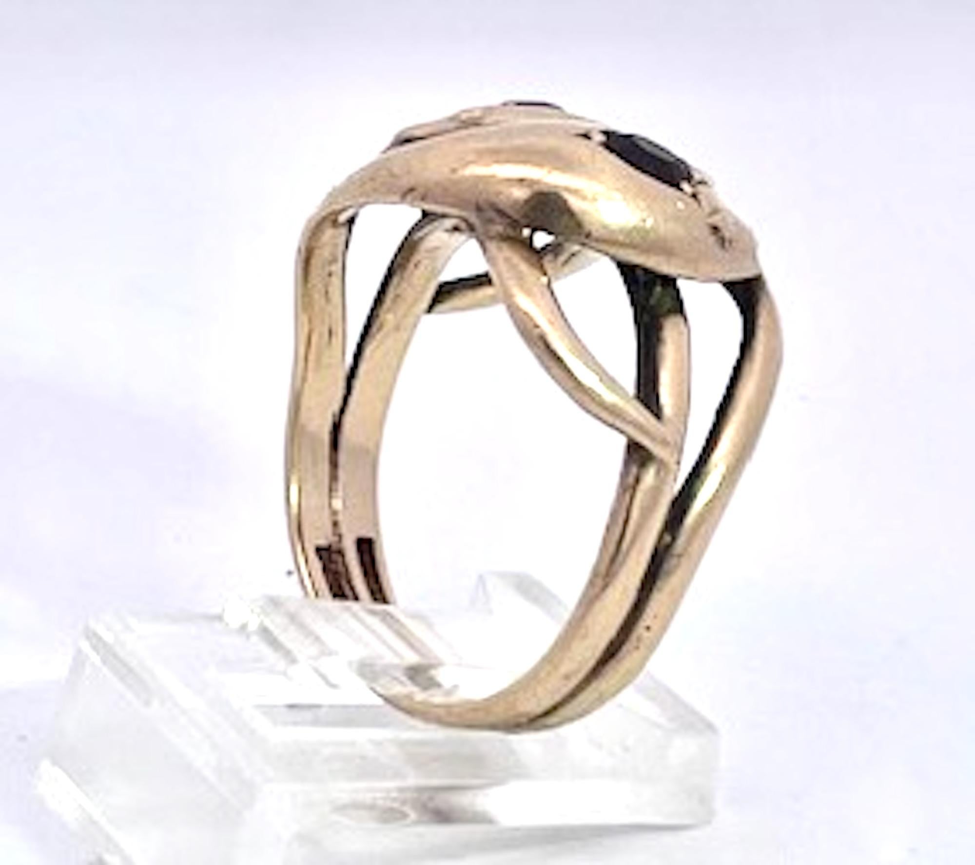 Cette bague est simple, mais elle a du punch.  Cette bague a la forme d'un double serpent dont la tête est ornée de grenats.  Chaque grenat est environ .025 cts chacun et est une taille US 8, bien sûr je peux avoir ce redimensionnement pour vous