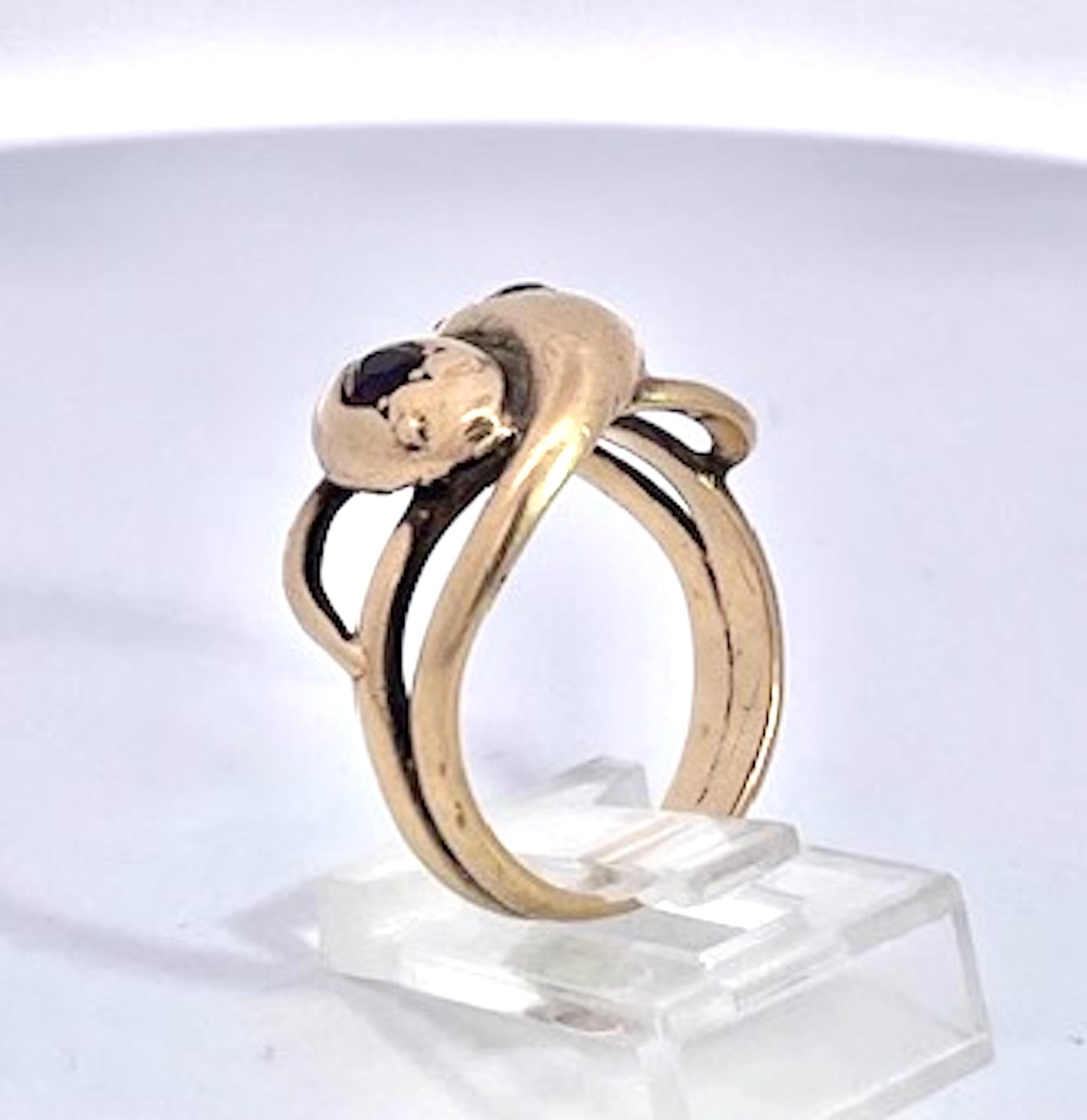 Moderne Bague double serpent en or jaune 14K avec grenats en vente