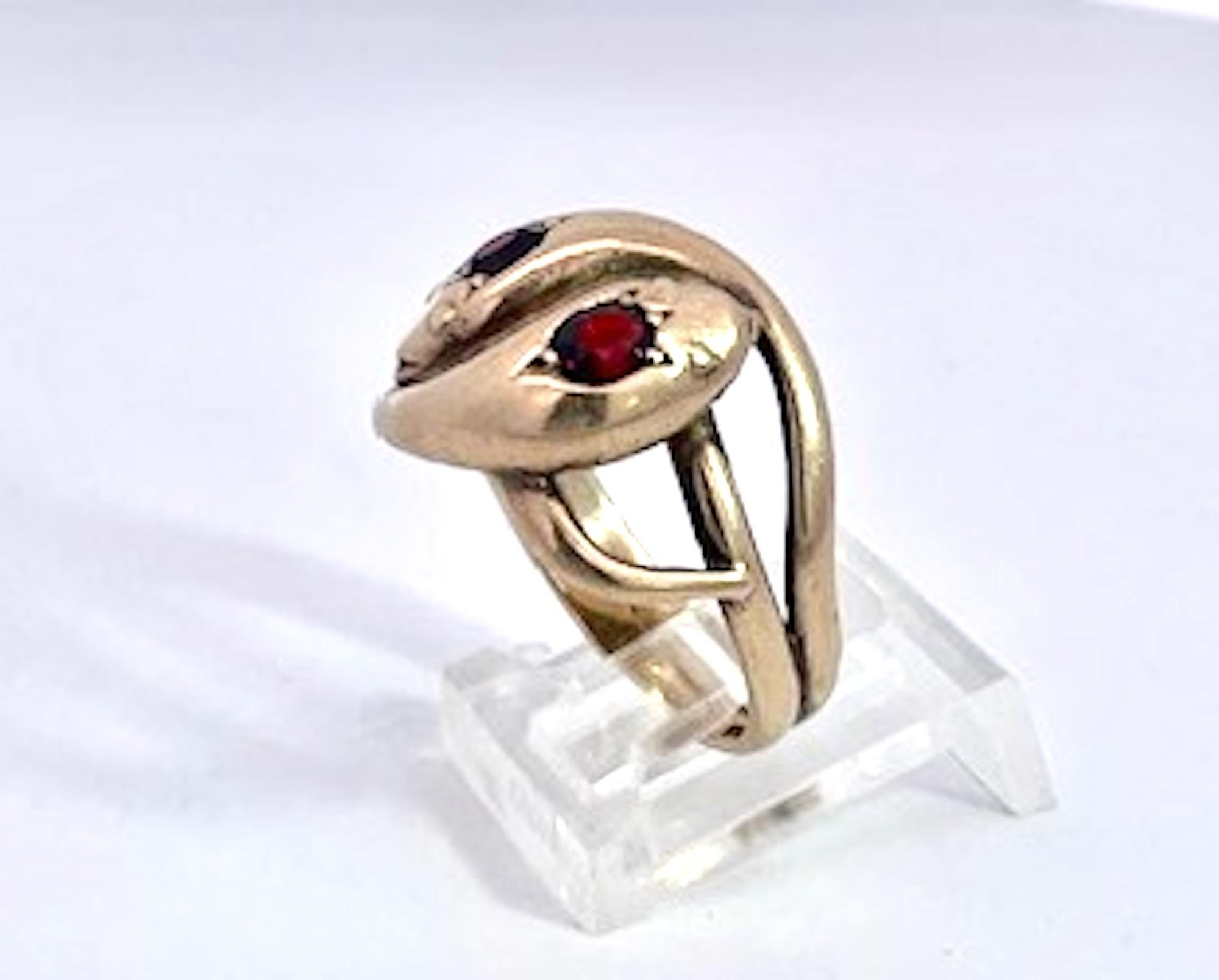 Taille ronde Bague double serpent en or jaune 14K avec grenats en vente
