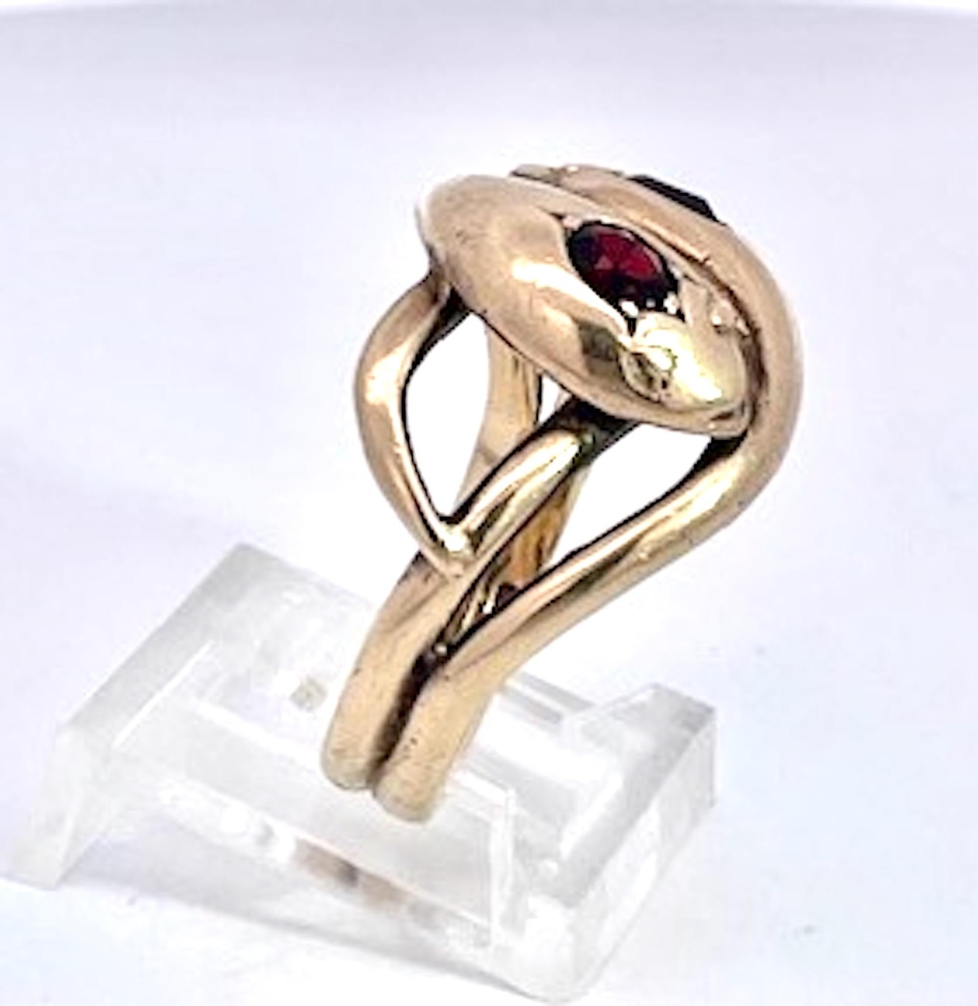 Bague double serpent en or jaune 14K avec grenats Bon état - En vente à North Hollywood, CA