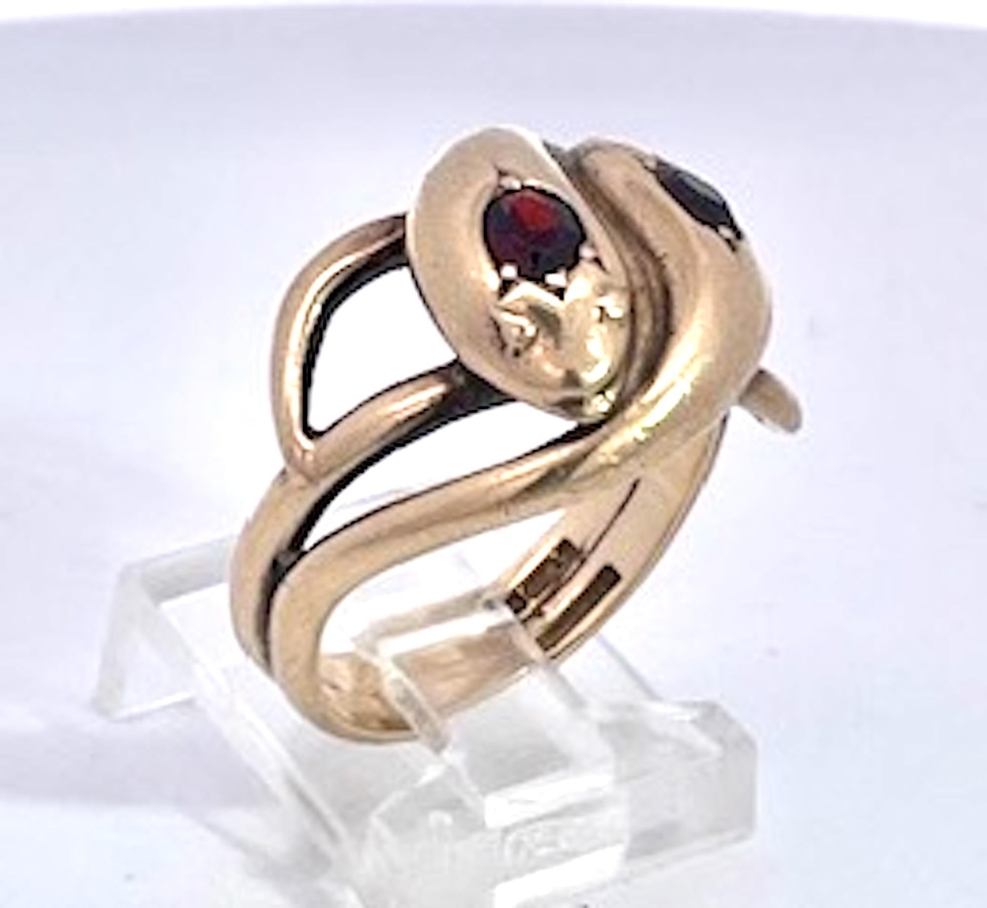 Bague double serpent en or jaune 14K avec grenats Unisexe en vente