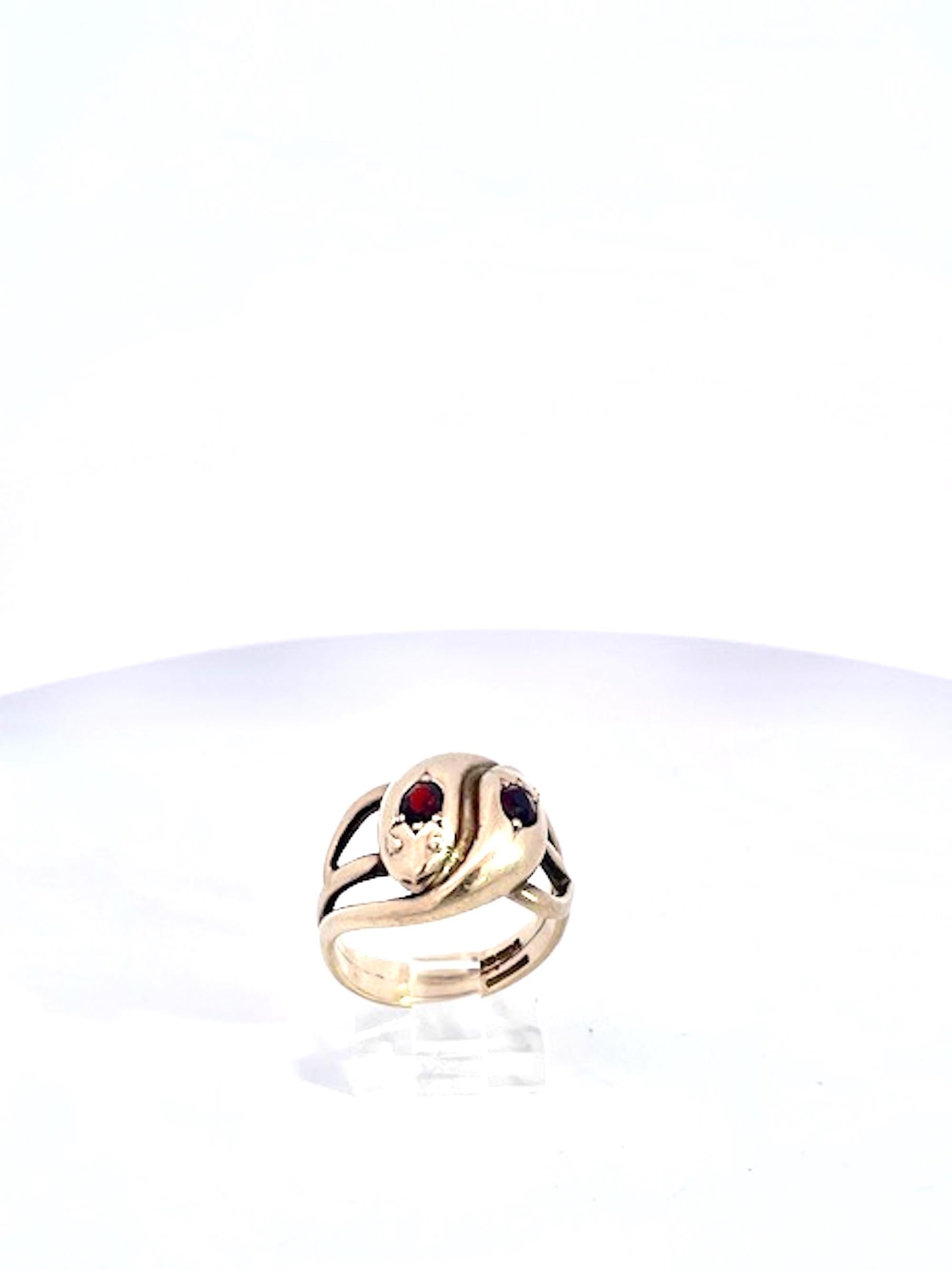 Bague double serpent en or jaune 14K avec grenats en vente 1