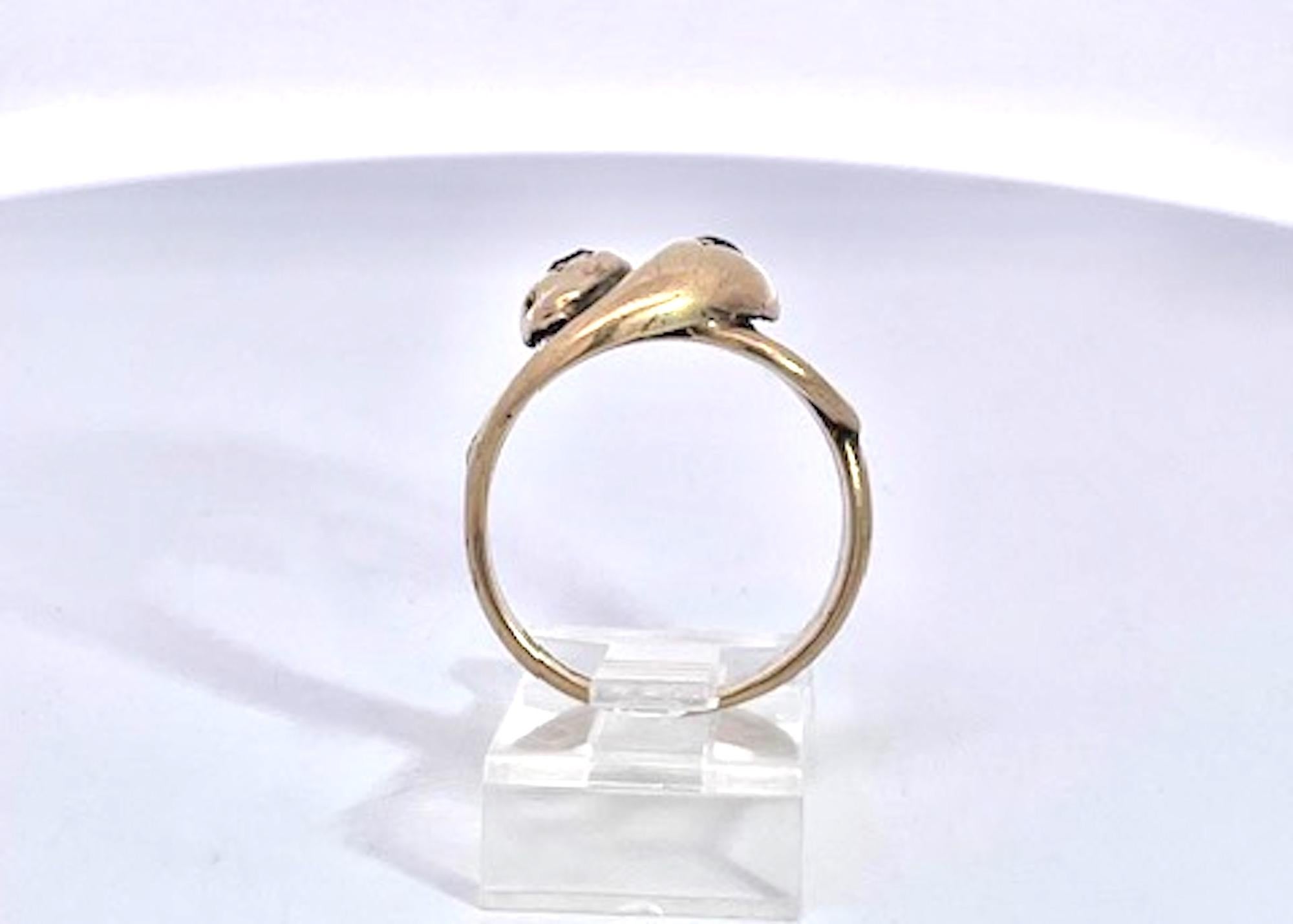 Bague double serpent en or jaune 14K avec grenats en vente 3