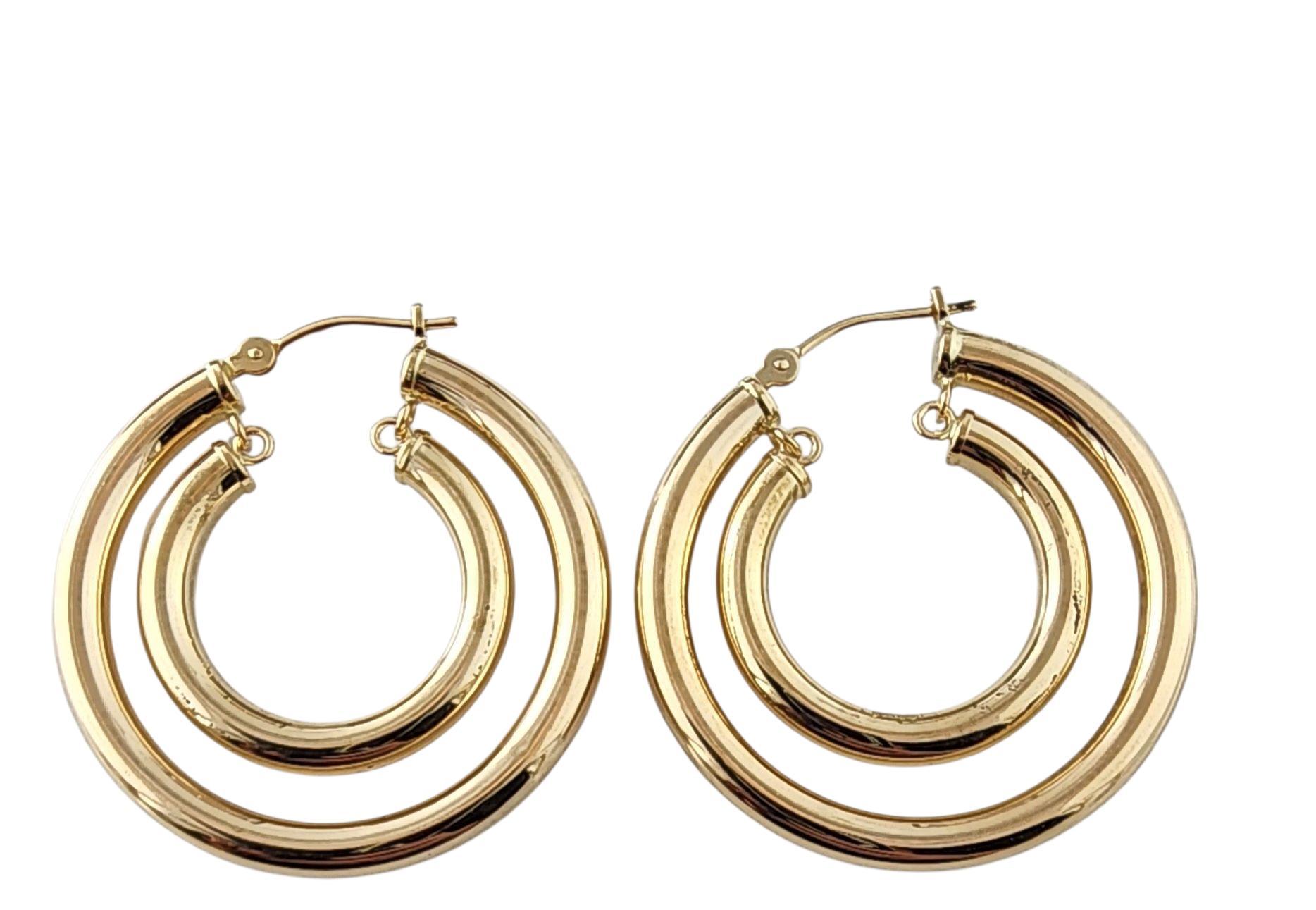 Boucles d'oreilles double en or jaune 14k

Conçues pour attirer la lumière - et l'attention - à chaque mouvement, ces boucles d'oreilles comportent deux arceaux qui se déplacent indépendamment l'un de l'autre pour un effet gracieux et