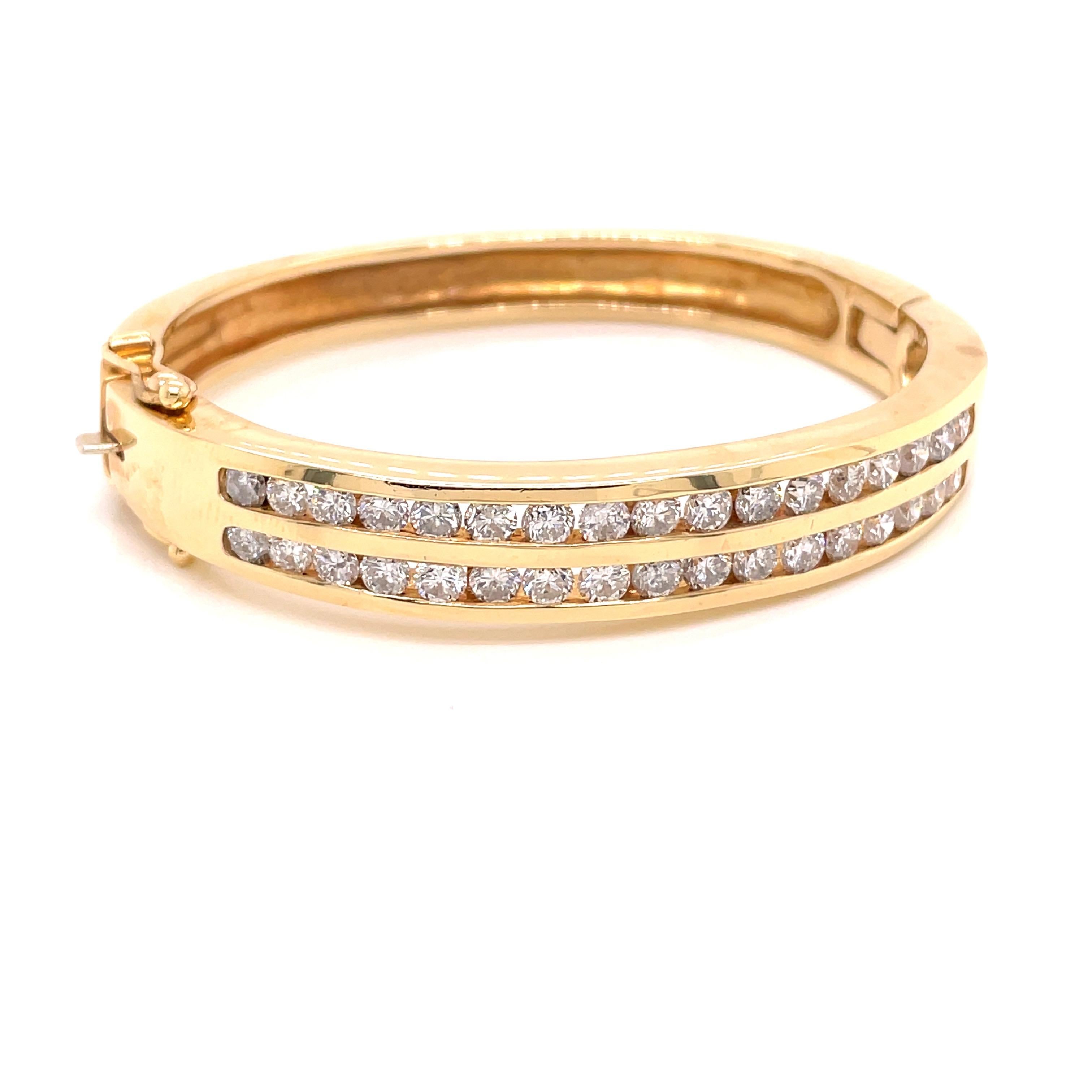 Taille ronde Bracelet jonc large en or jaune 14 carats avec diamants 4,25 carats en vente