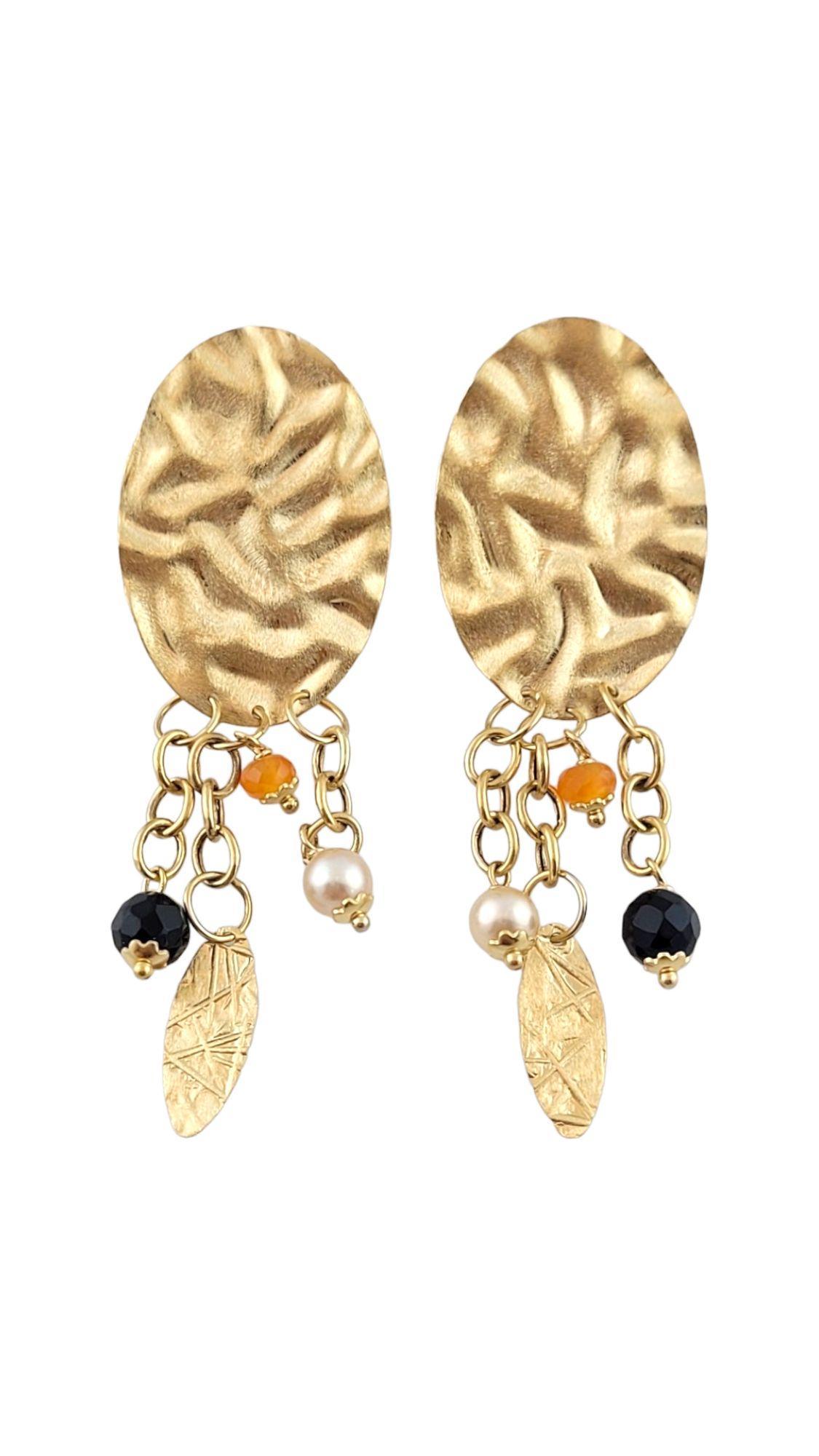 Pendants d'oreilles vintage en or jaune 14K avec perles à facettes

Cette magnifique paire de boucles d'oreilles en or jaune 14 carats est décorée de perles noires à facettes, blanches lisses et pêche à facettes !

Taille : 62.8mm X 20.3mm

Poids :