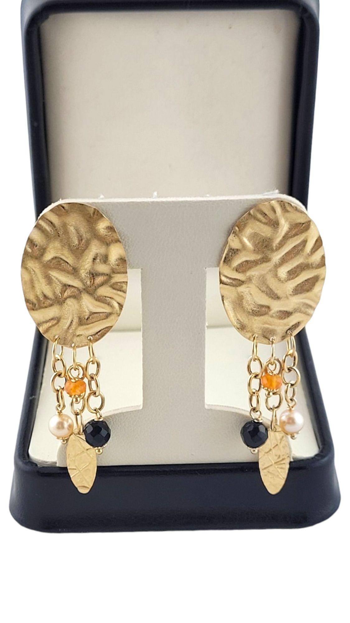 Boucles d'oreilles pendantes en or jaune 14K avec perles à facettes #14952 en vente 2