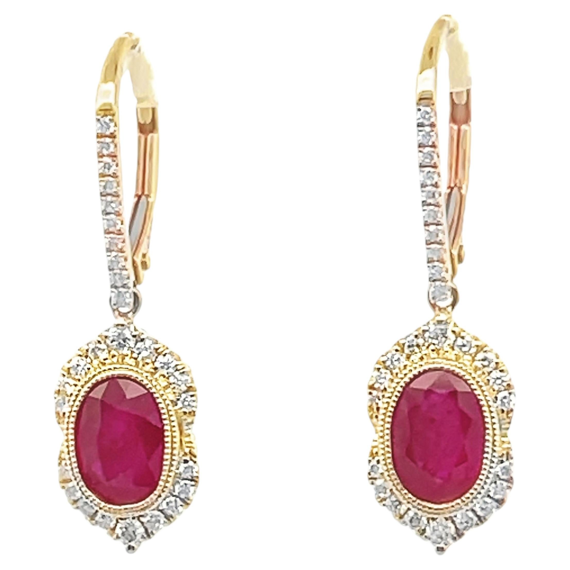Boucles d'oreilles pendantes en or jaune 14K avec rubis ovales 2,06 ct et diamants ronds 0,30 ct
