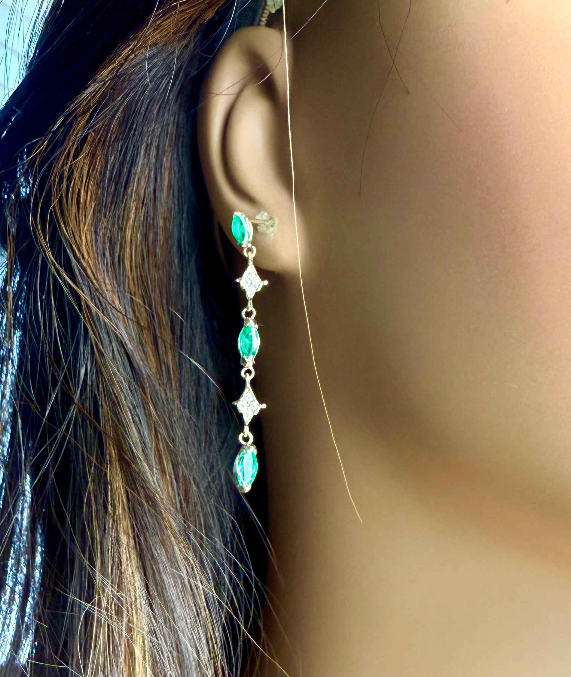 Moderno Orecchini pendenti in oro giallo 14K con smeraldi vibranti e diamanti naturali scintillanti in vendita