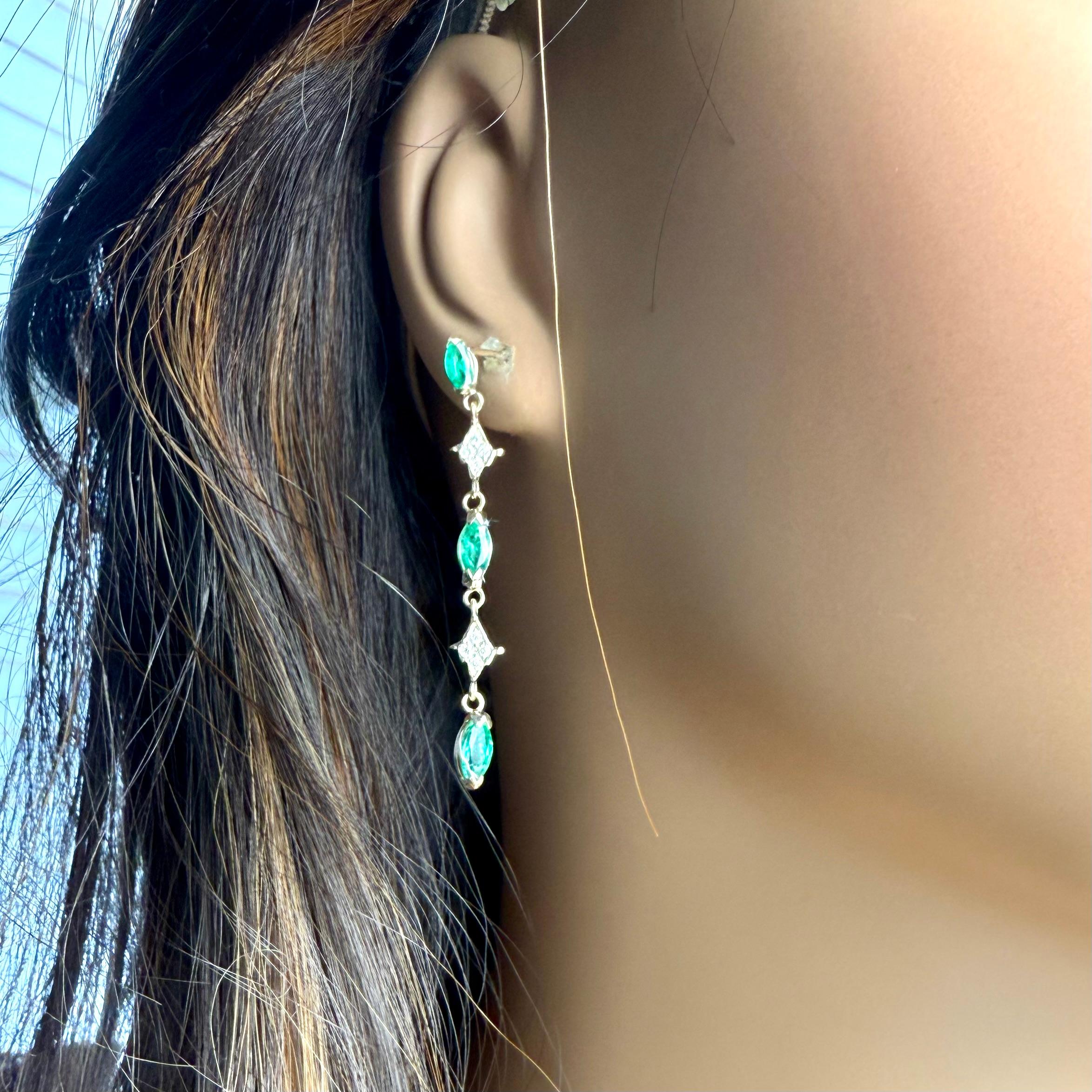 Taglio marquise Orecchini pendenti in oro giallo 14K con smeraldi vibranti e diamanti naturali scintillanti in vendita