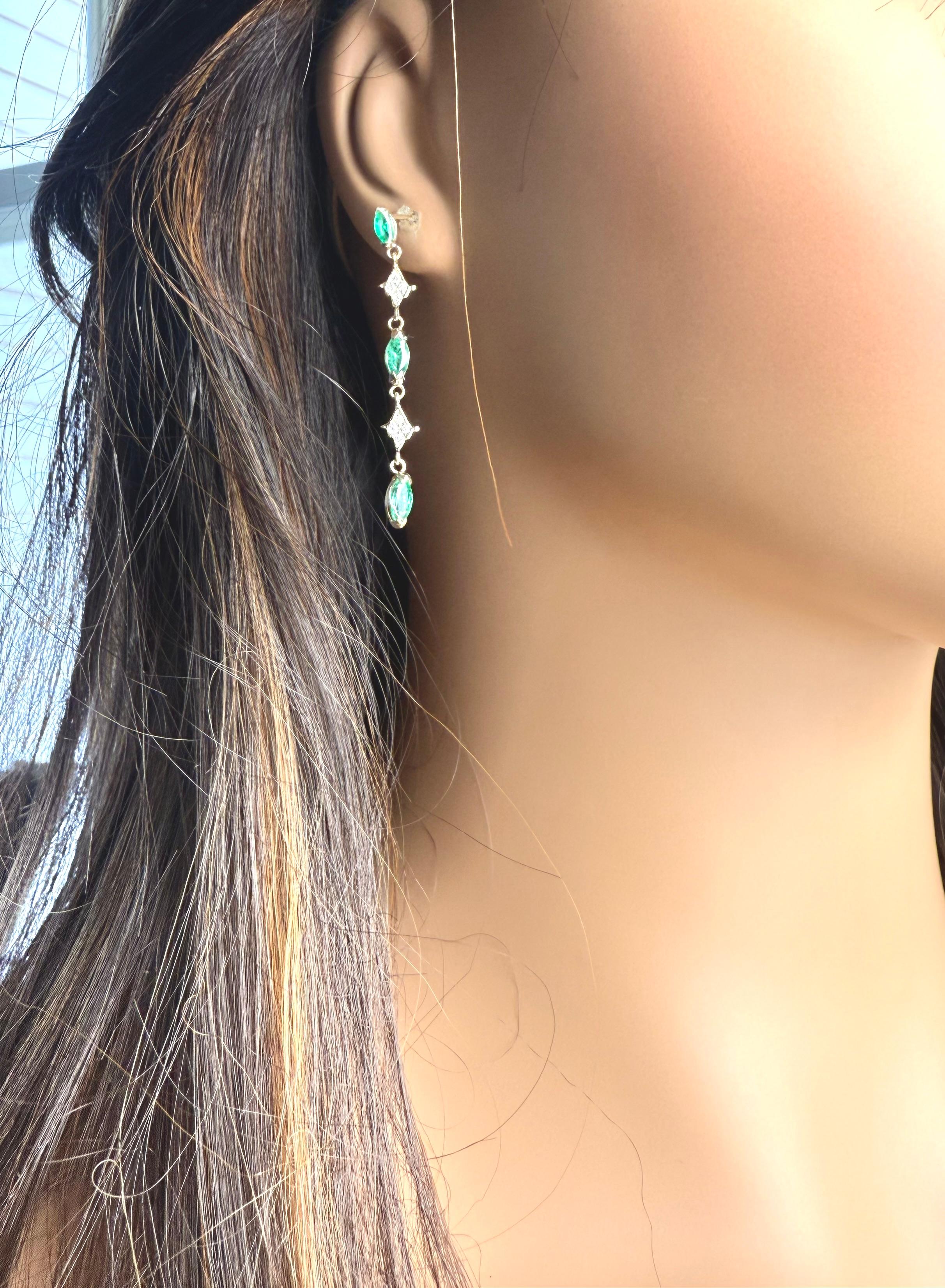 Orecchini pendenti in oro giallo 14K con smeraldi vibranti e diamanti naturali scintillanti In condizioni Nuovo in vendita a New York, NY