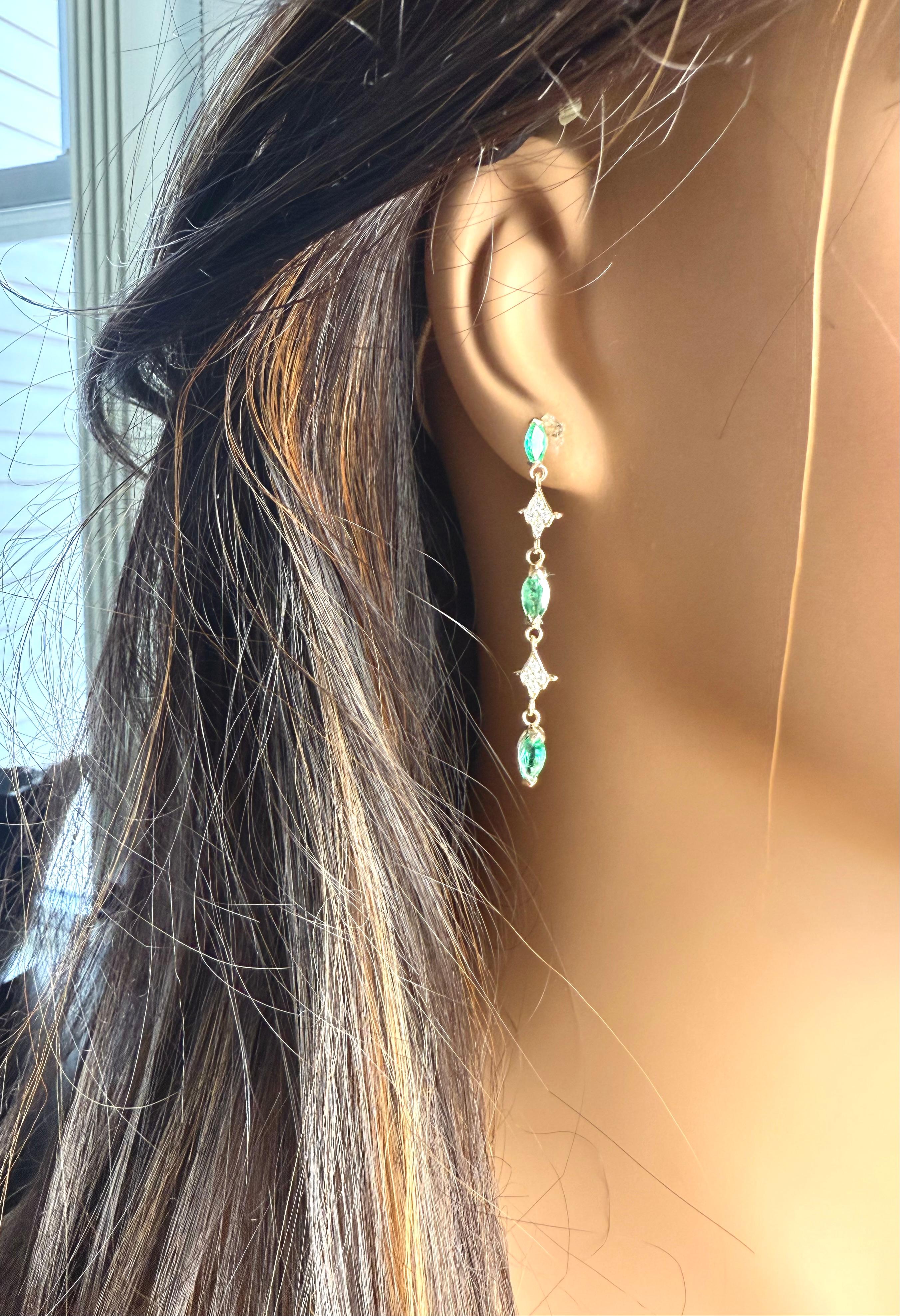 Donna Orecchini pendenti in oro giallo 14K con smeraldi vibranti e diamanti naturali scintillanti in vendita