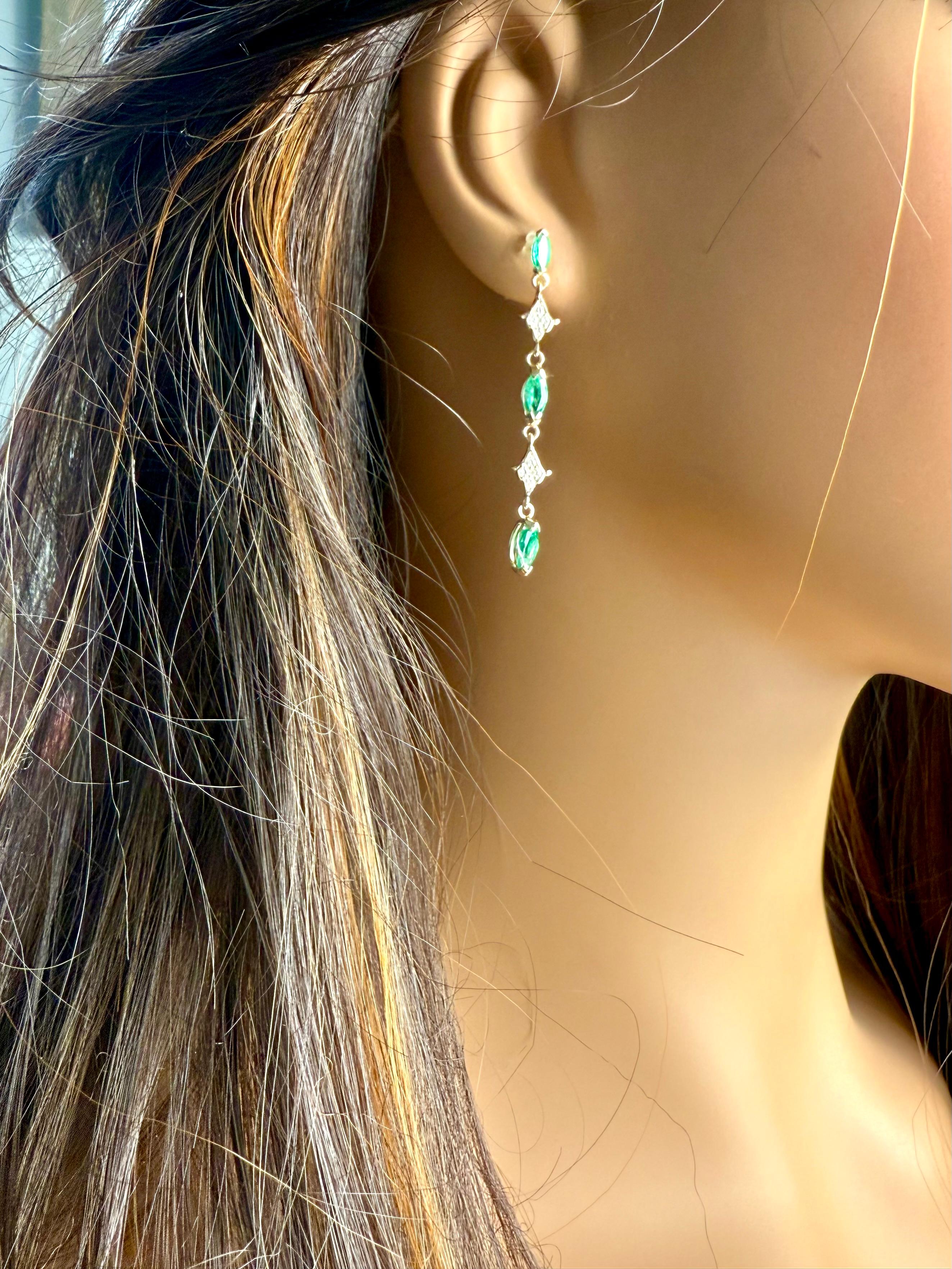 Orecchini pendenti in oro giallo 14K con smeraldi vibranti e diamanti naturali scintillanti in vendita 1