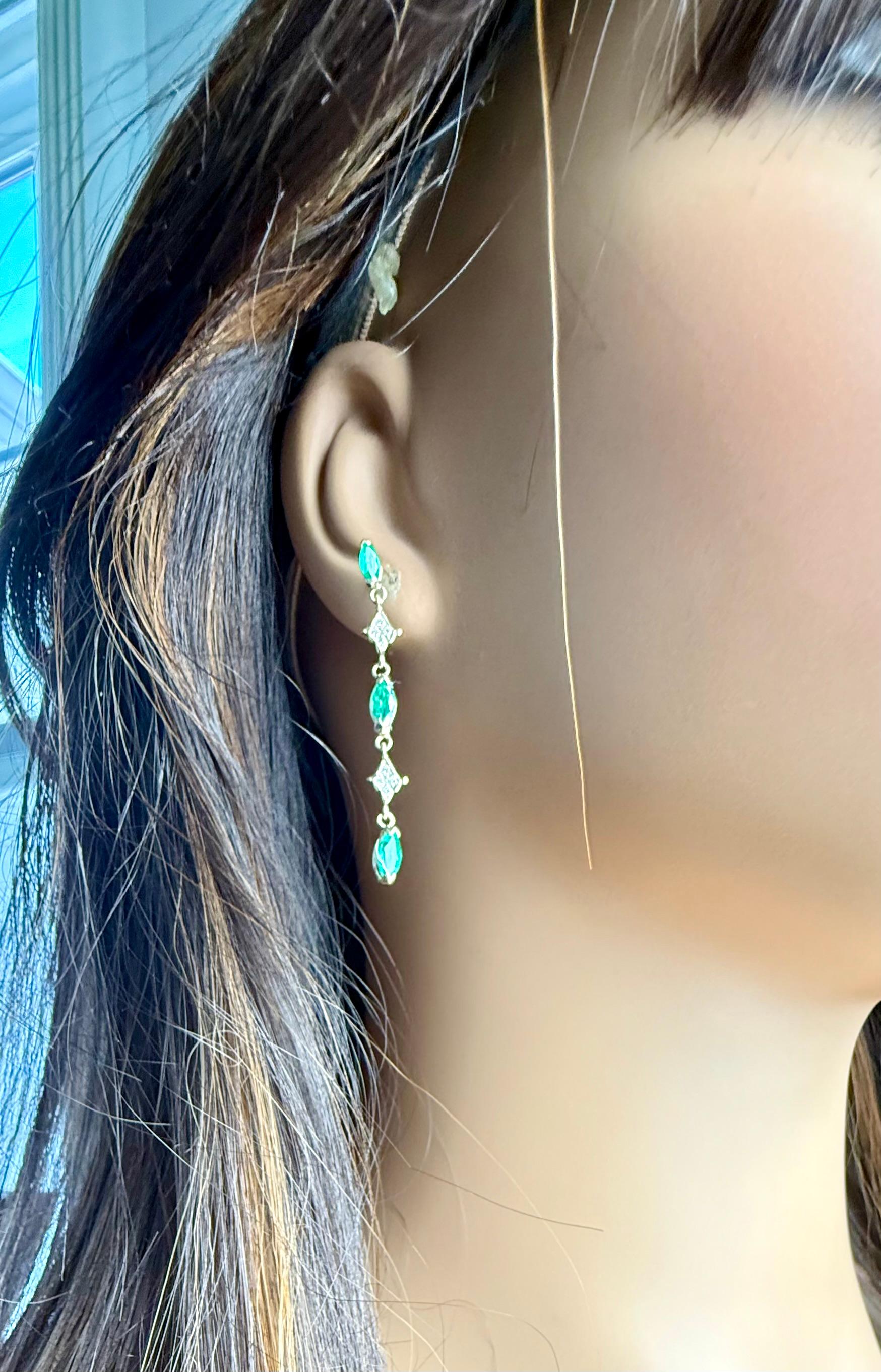 Orecchini pendenti in oro giallo 14K con smeraldi vibranti e diamanti naturali scintillanti in vendita 3