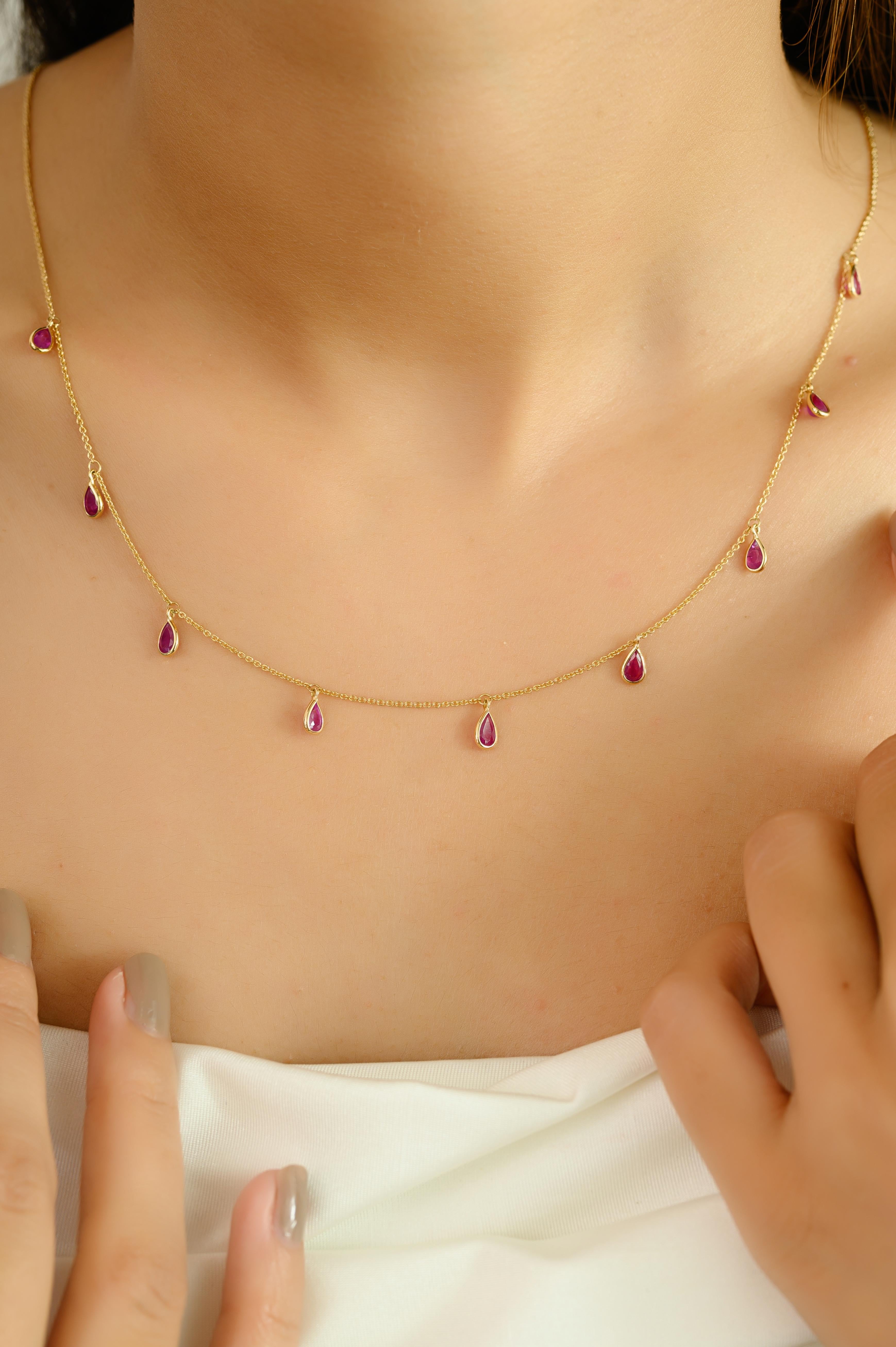 Élevez votre style de tous les jours avec cet élégant collier station goutte en or jaune 14k, orné de pierres précieuses roses en forme de poire d'une valeur totale de 2,5 carats. Chaque pierre est sertie d'un chaton et délicatement suspendue le